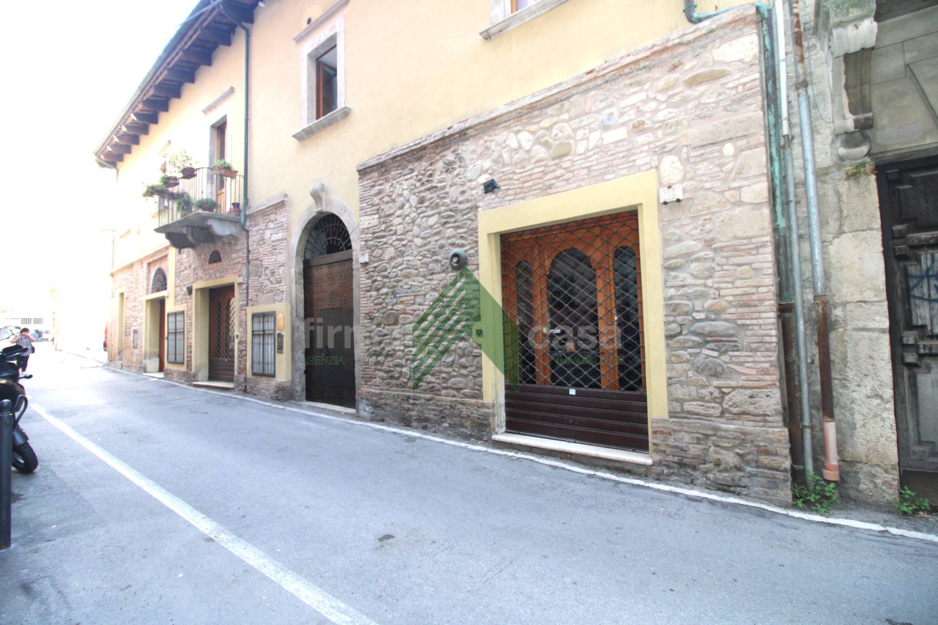 Locale commerciale in affitto a Teramo, Centro