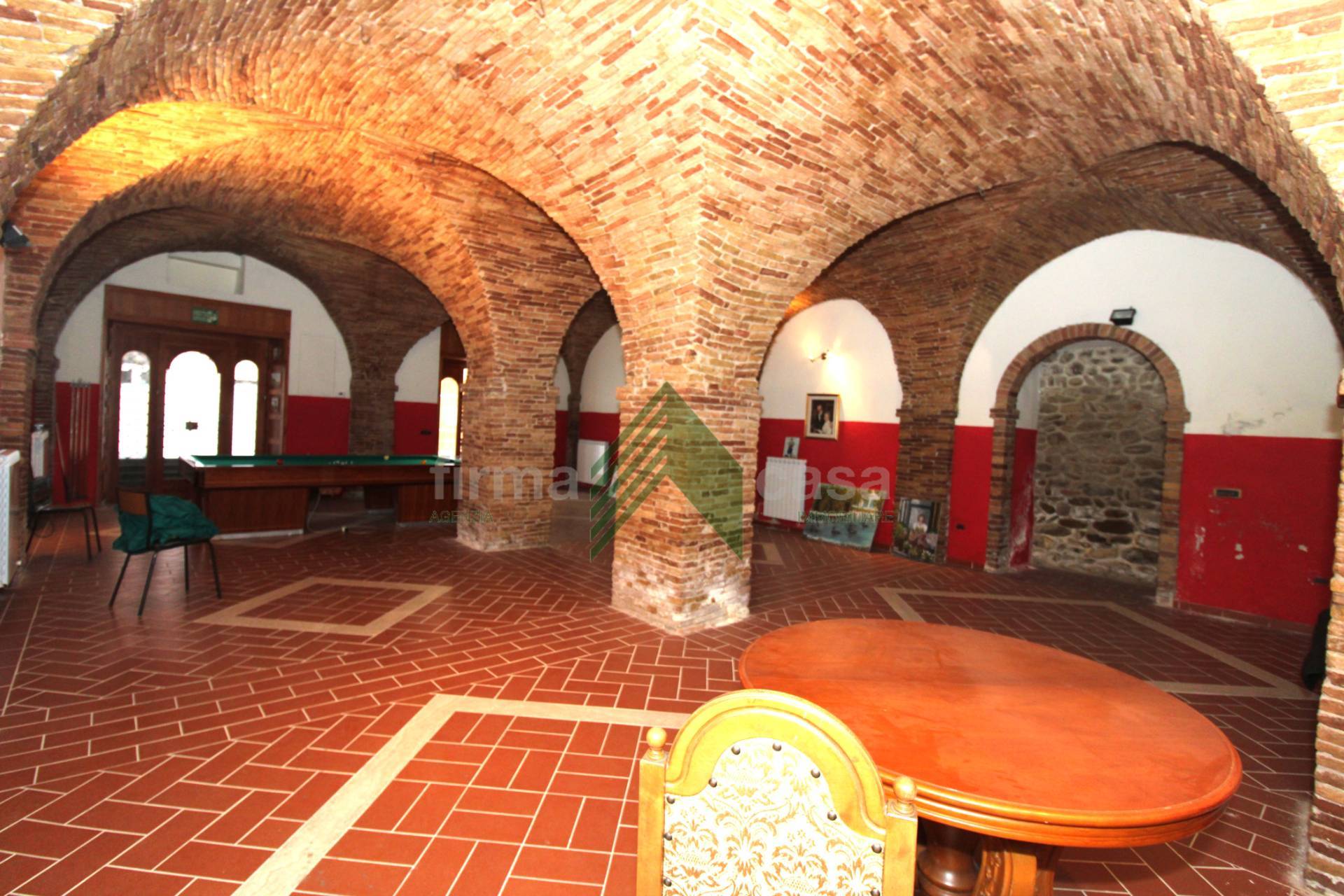 Locale commerciale in affitto a Teramo, Centro