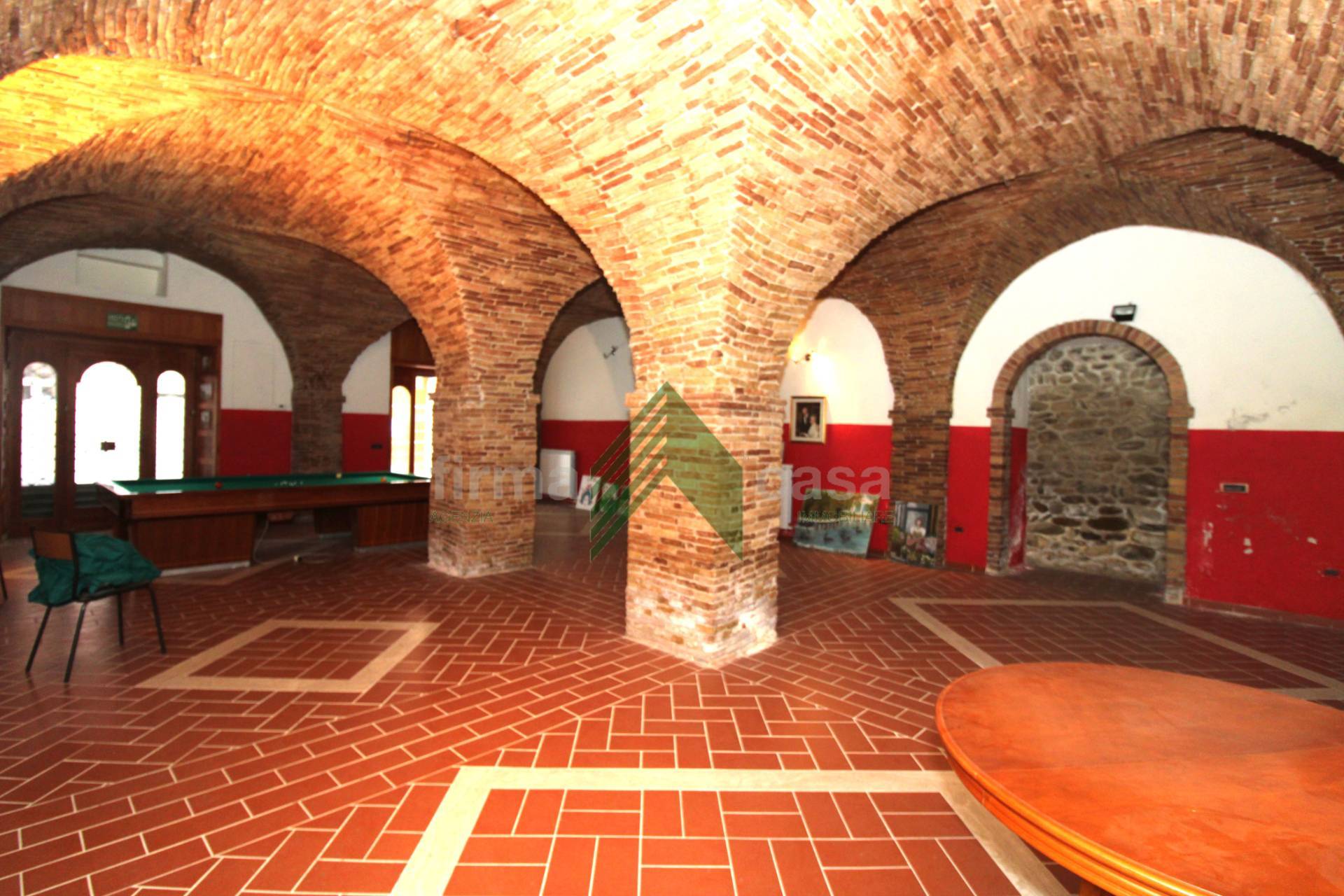 Locale commerciale in affitto a Teramo, Centro