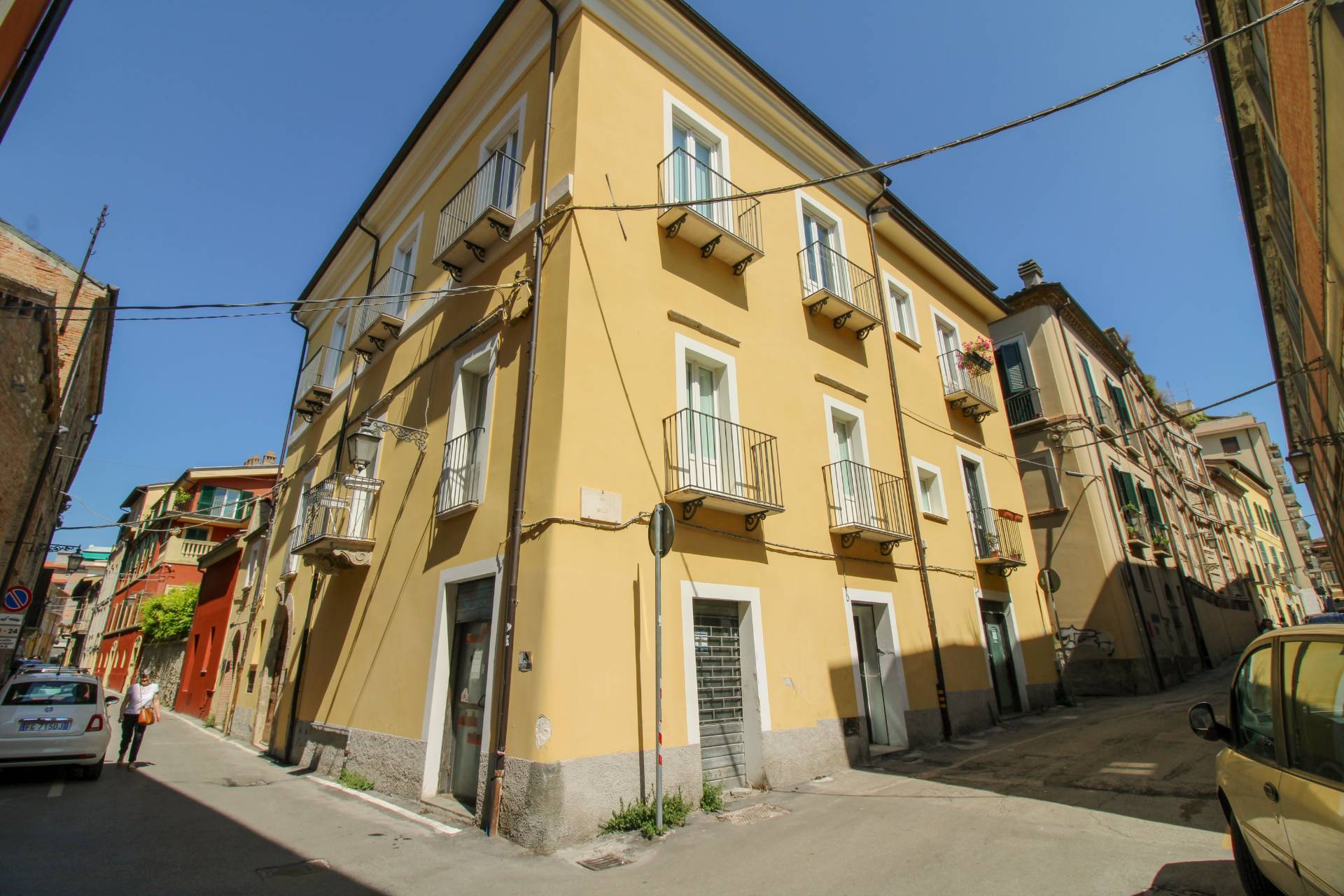 Locale commerciale in vendita a Teramo, Centro