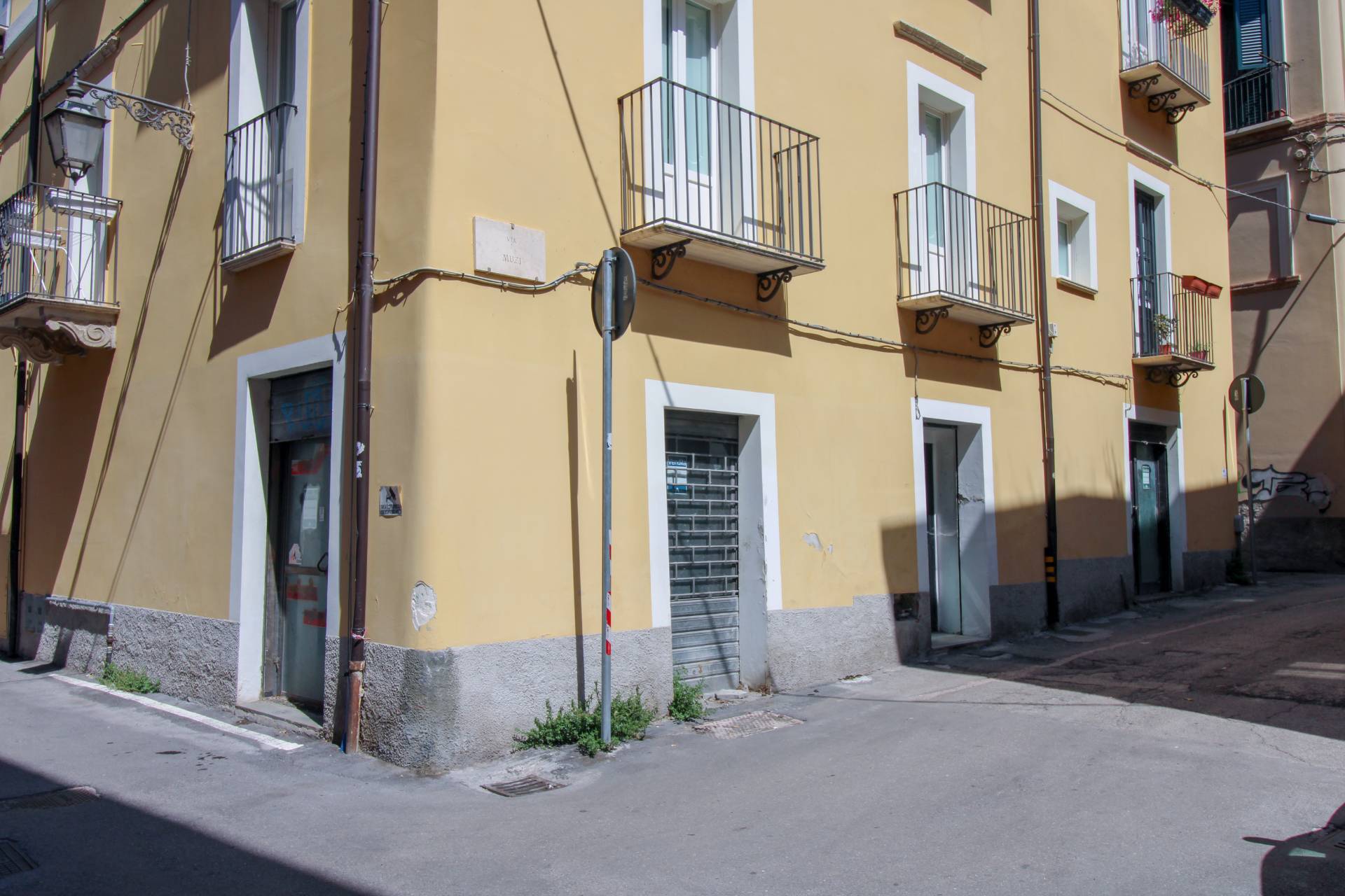 Locale commerciale in vendita a Teramo, Centro