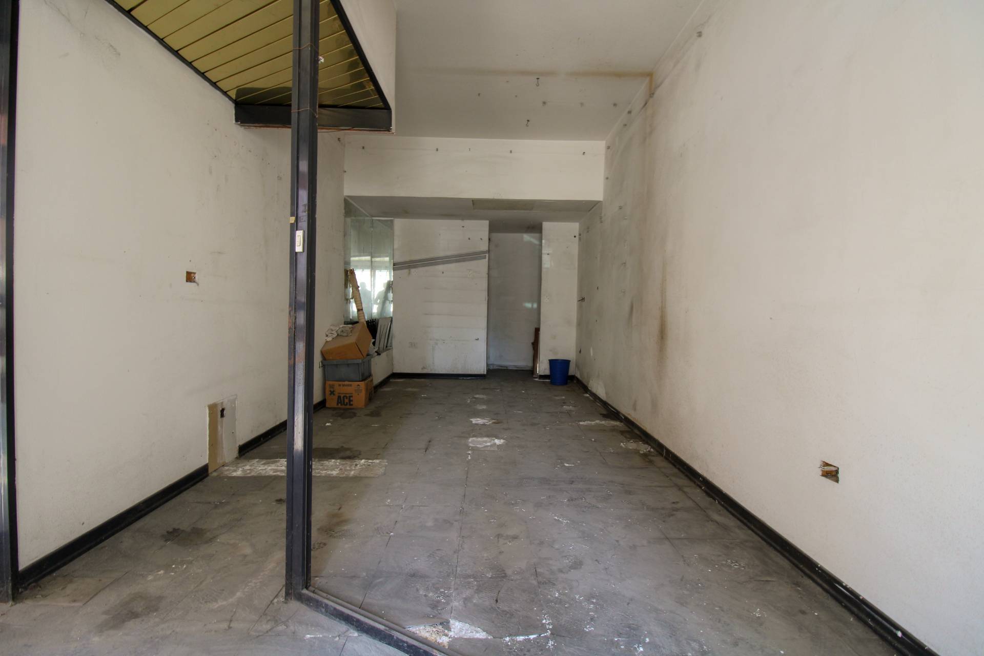 Locale commerciale in vendita a Teramo, Centro