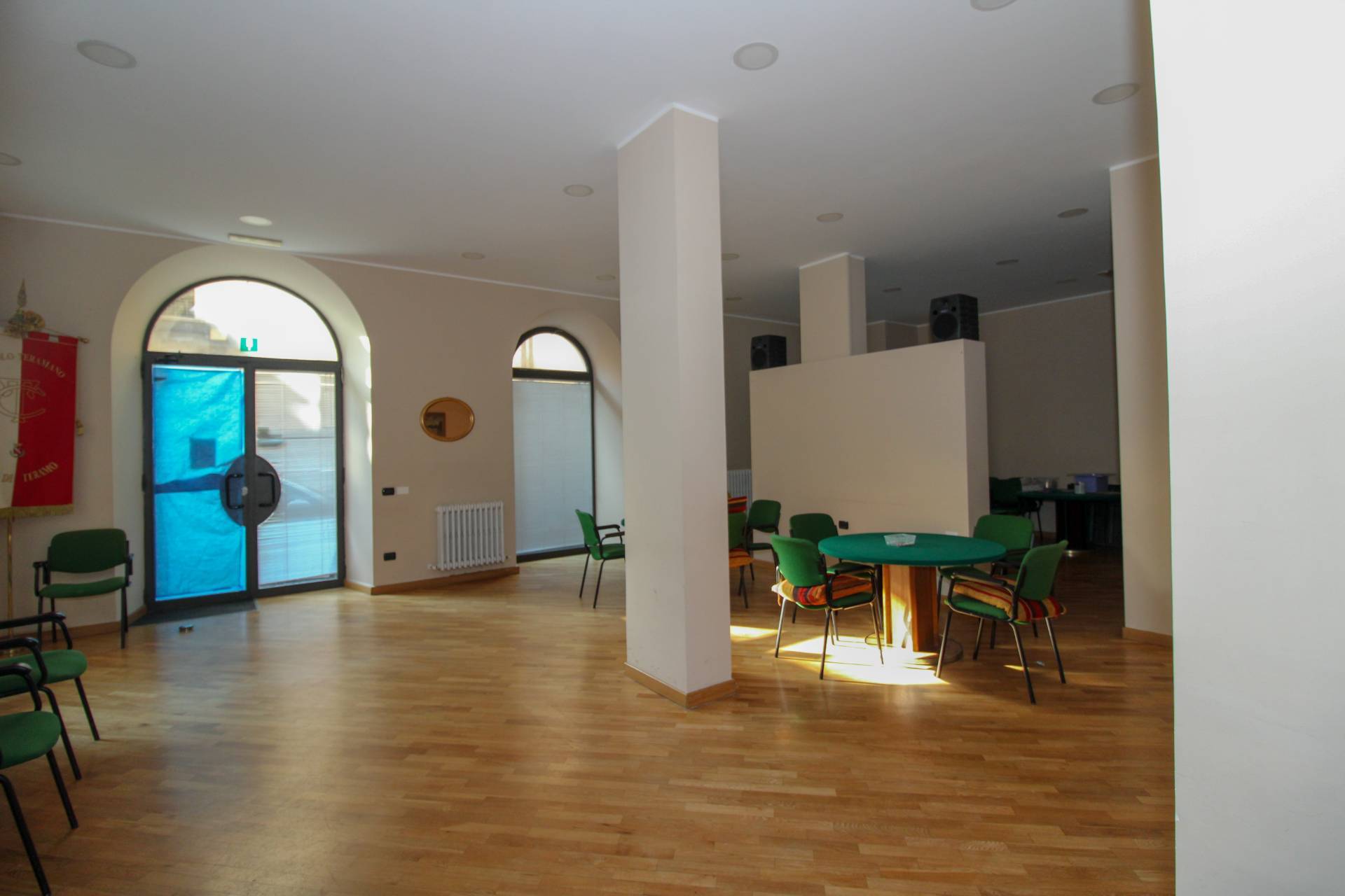 Locale commerciale in vendita a Teramo, Centro