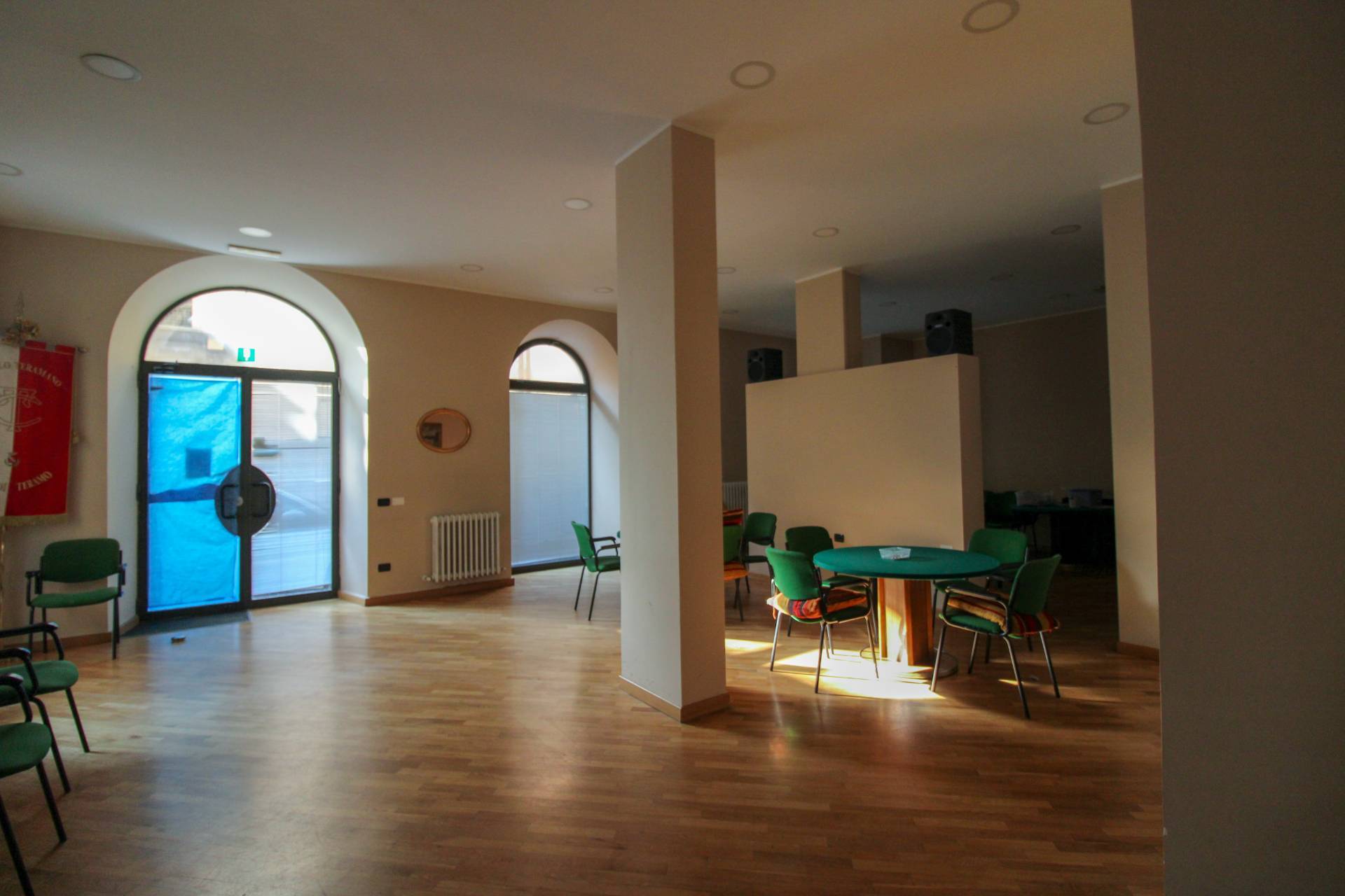 Locale commerciale in vendita a Teramo, Centro