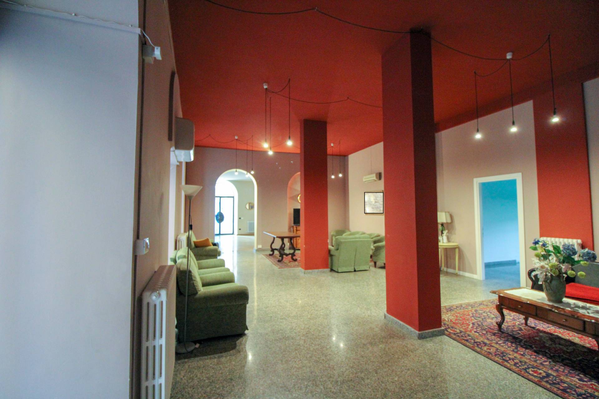 Locale commerciale in vendita a Teramo, Centro