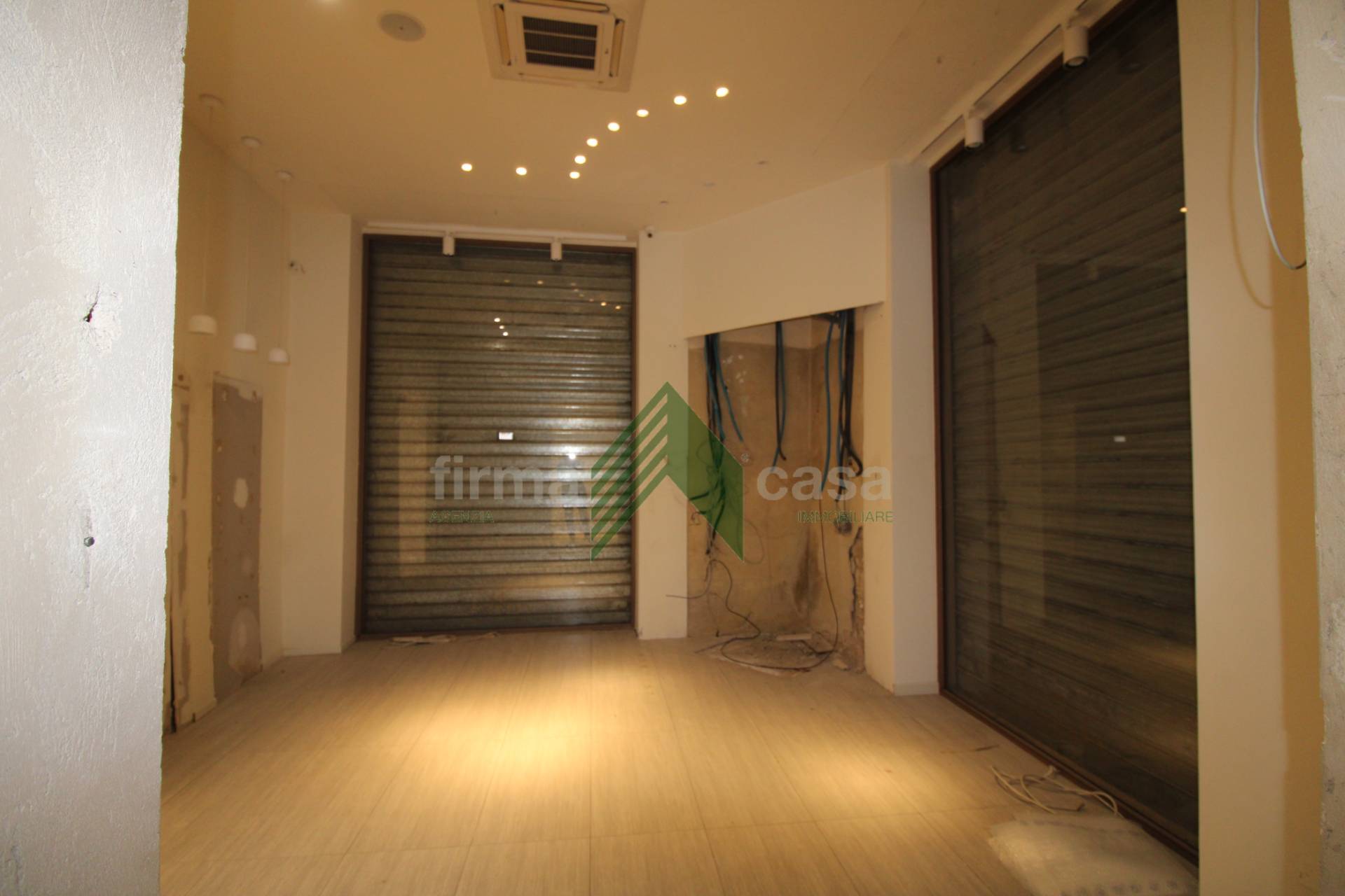 Locale commerciale in affitto a Teramo, Centro