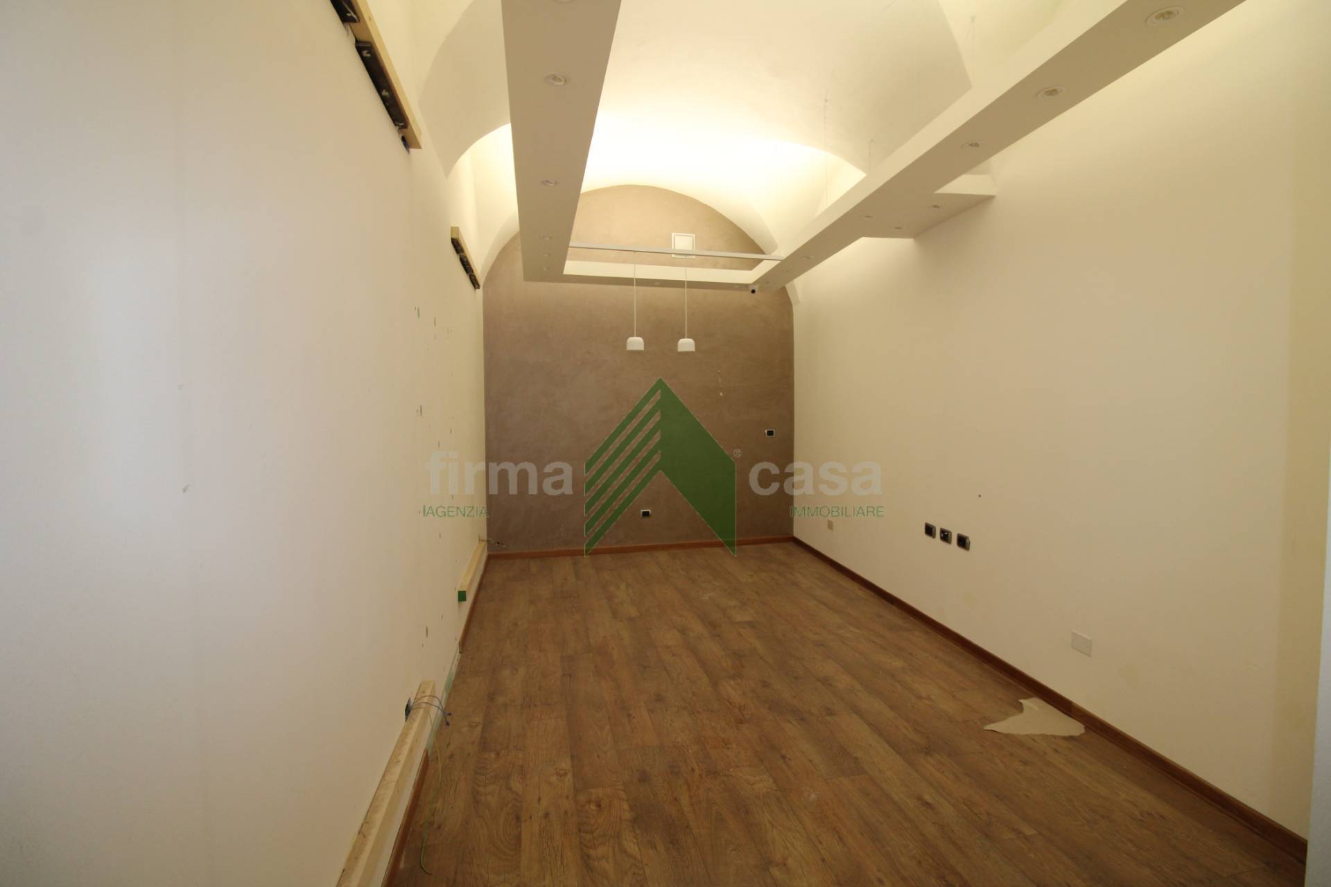 Locale commerciale in affitto a Teramo, Centro