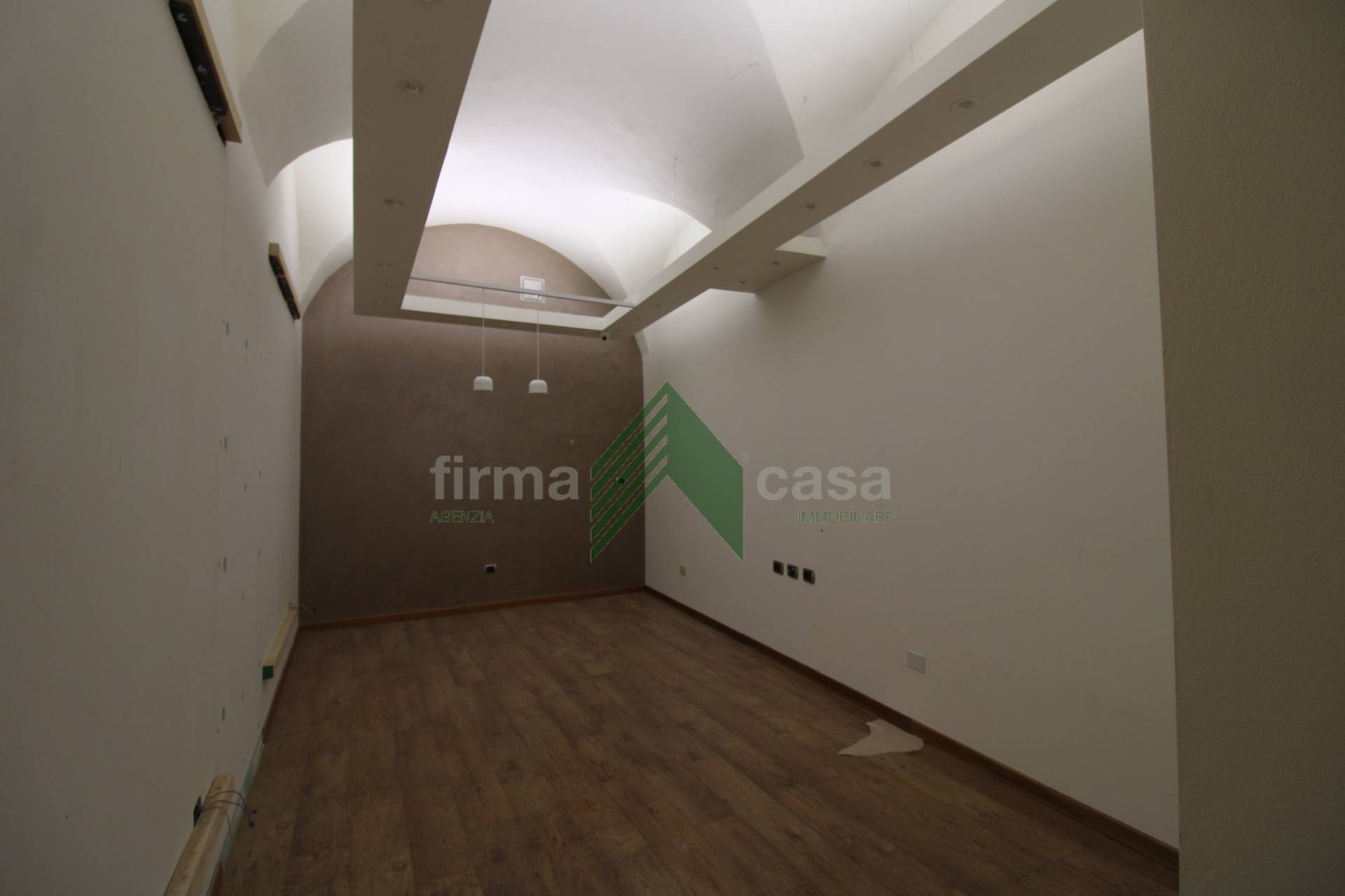 Locale commerciale in affitto a Teramo, Centro