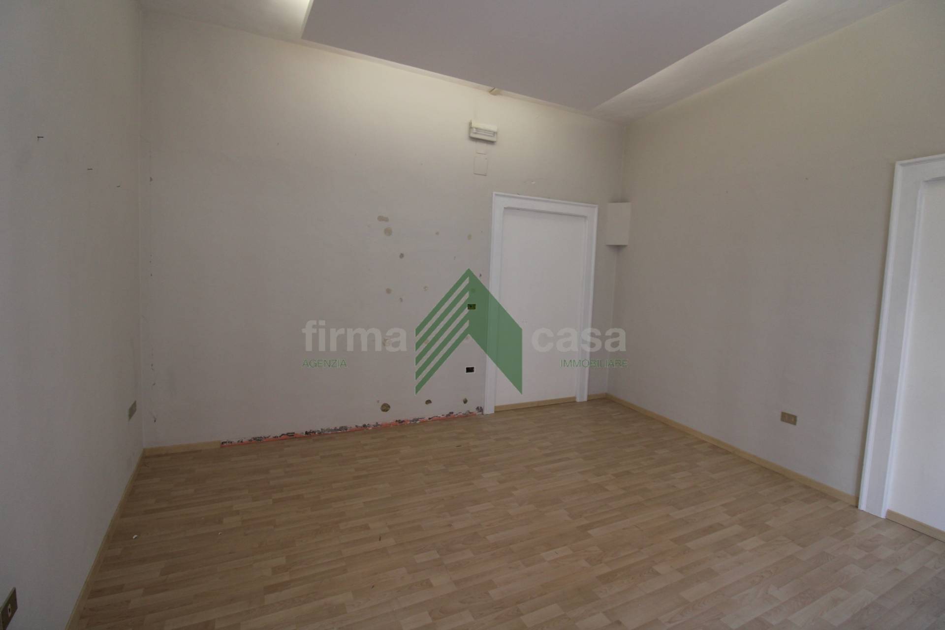 Locale commerciale in affitto a Teramo, Centro