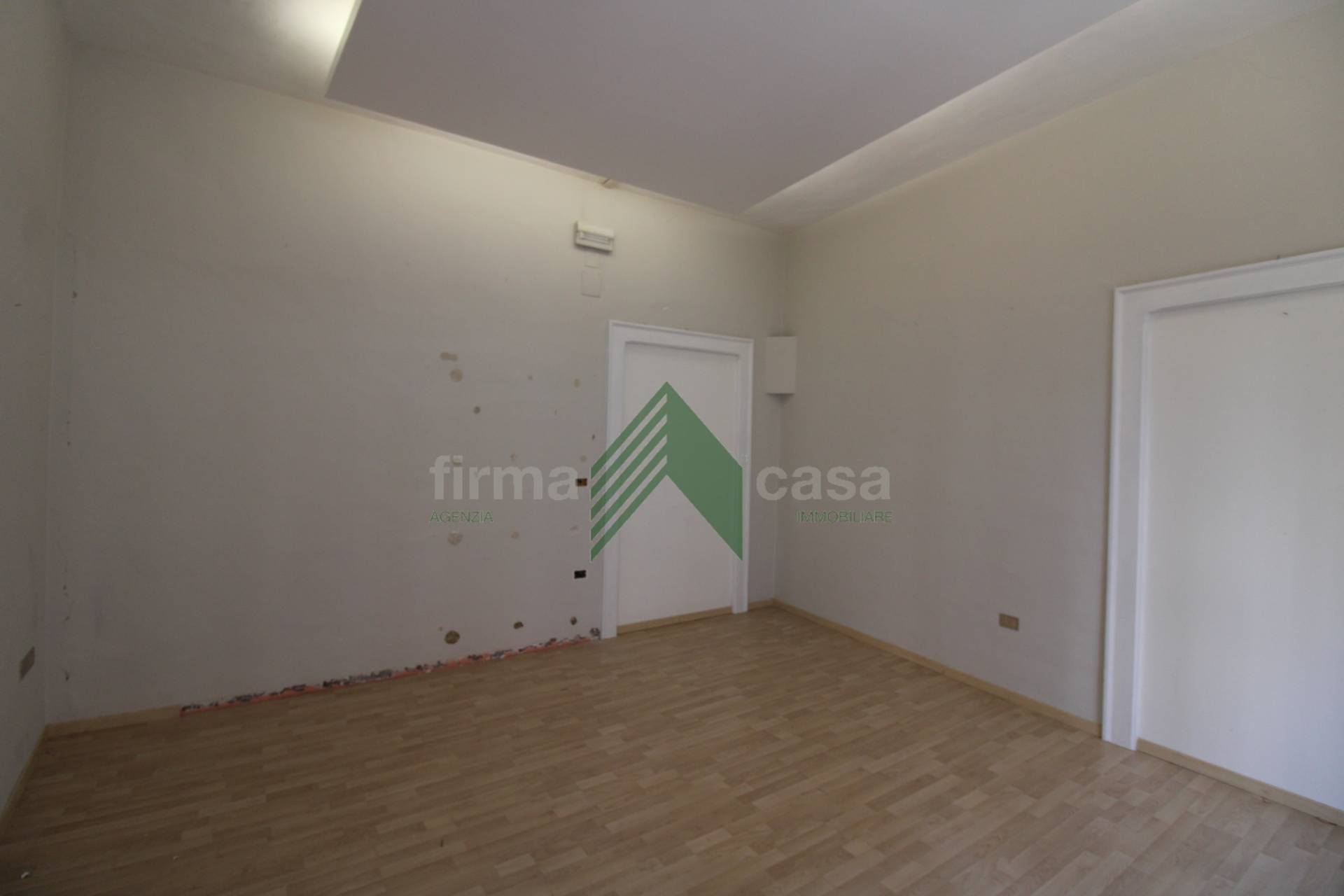 Locale commerciale in affitto a Teramo, Centro