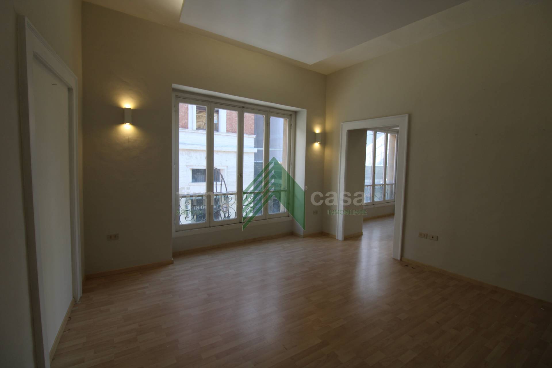 Locale commerciale in affitto a Teramo, Centro