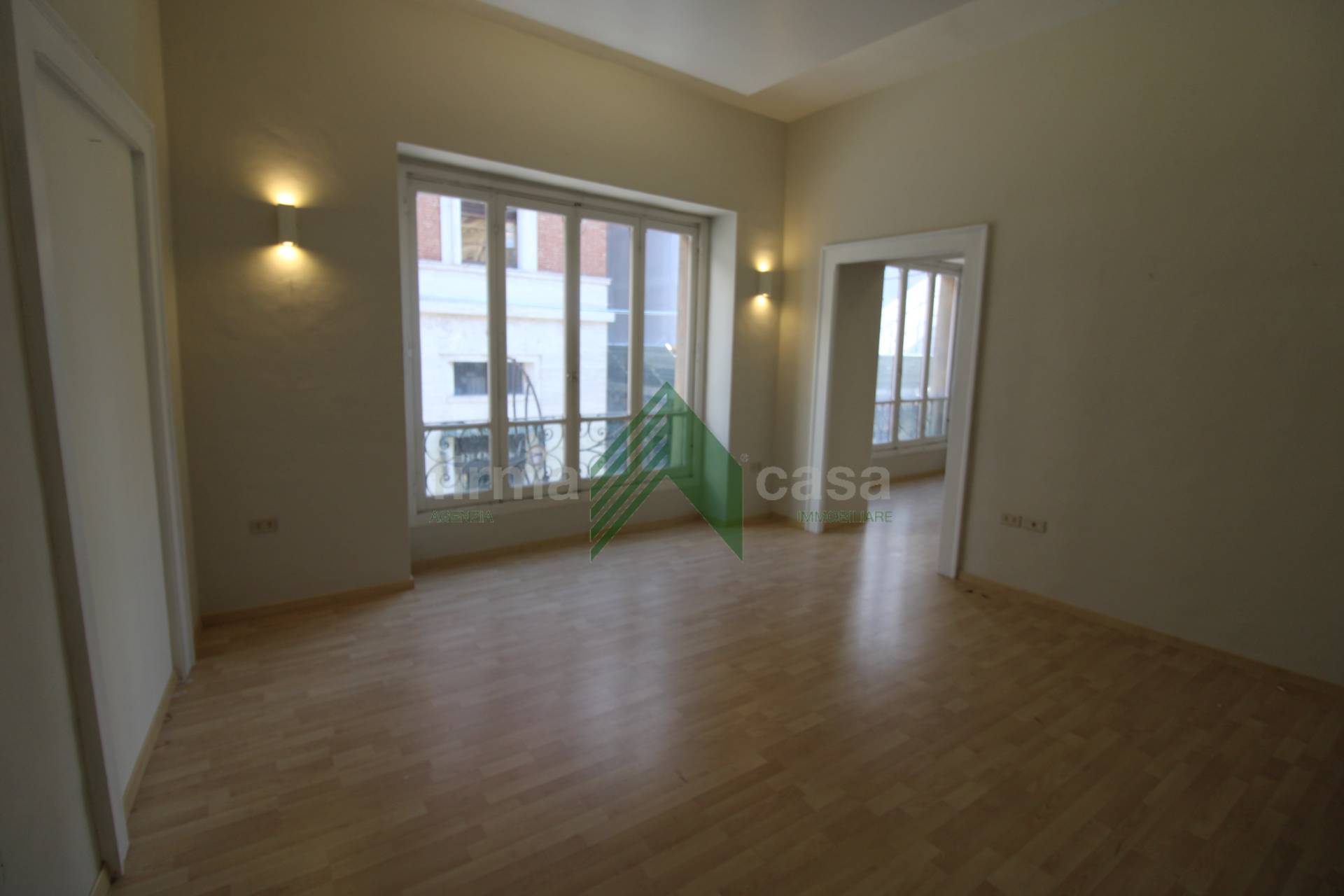 Locale commerciale in affitto a Teramo, Centro