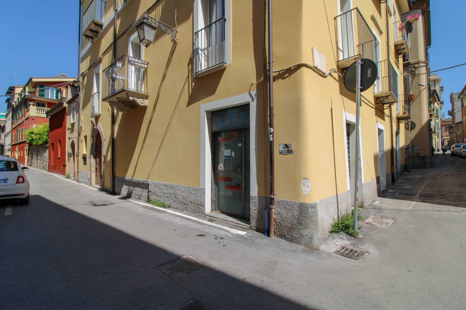 Locale commerciale in vendita a Teramo, Centro