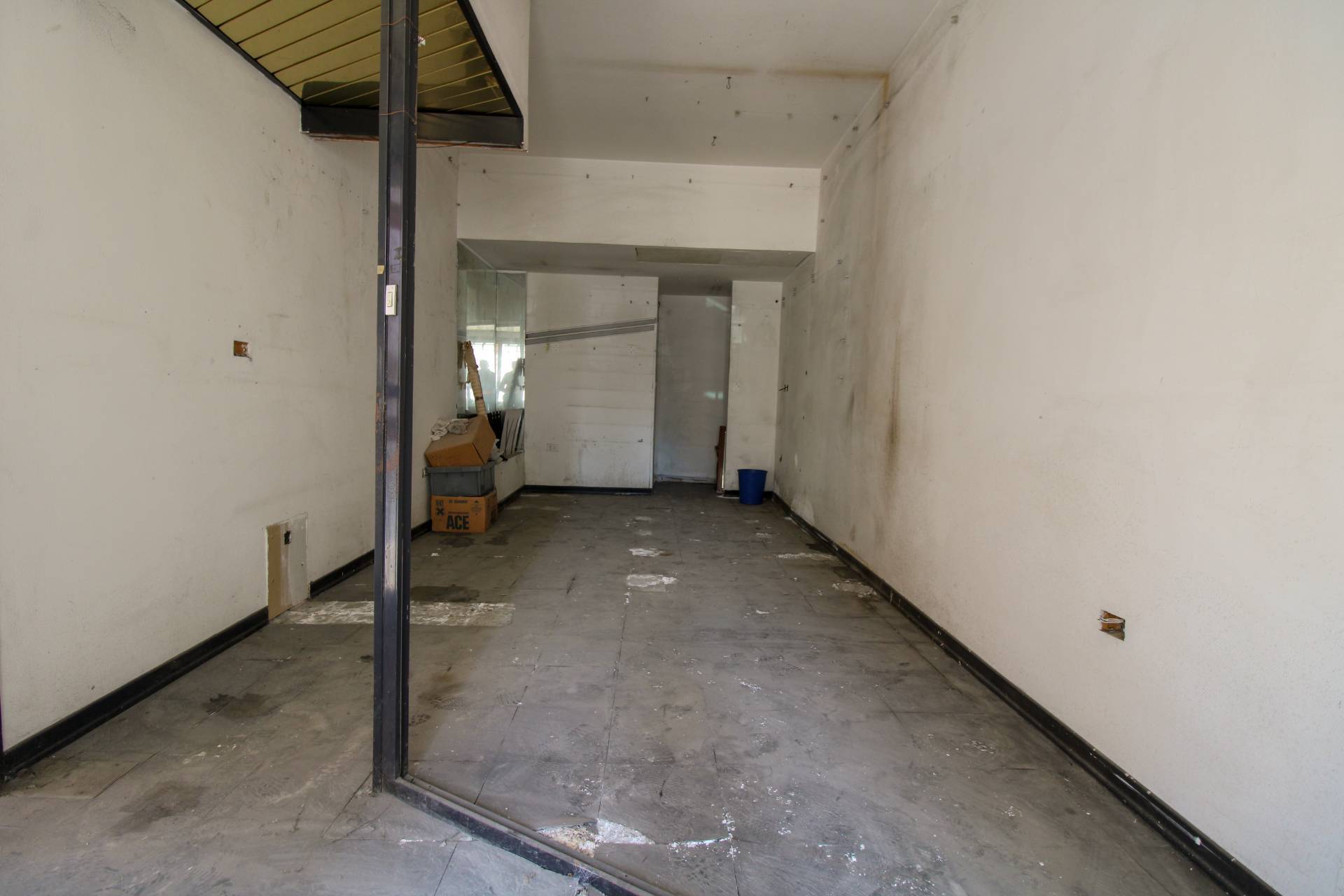 Locale commerciale in vendita a Teramo, Centro