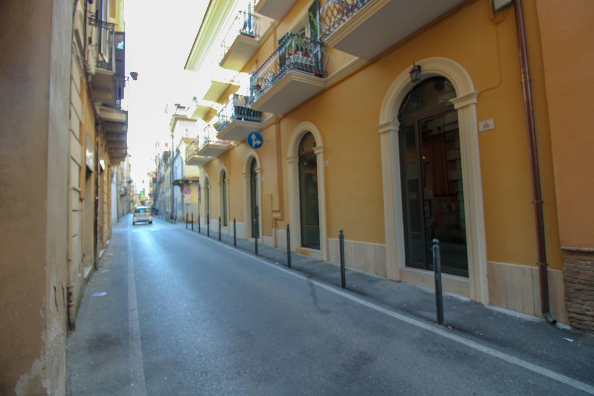 Locale commerciale in vendita a Teramo, Centro