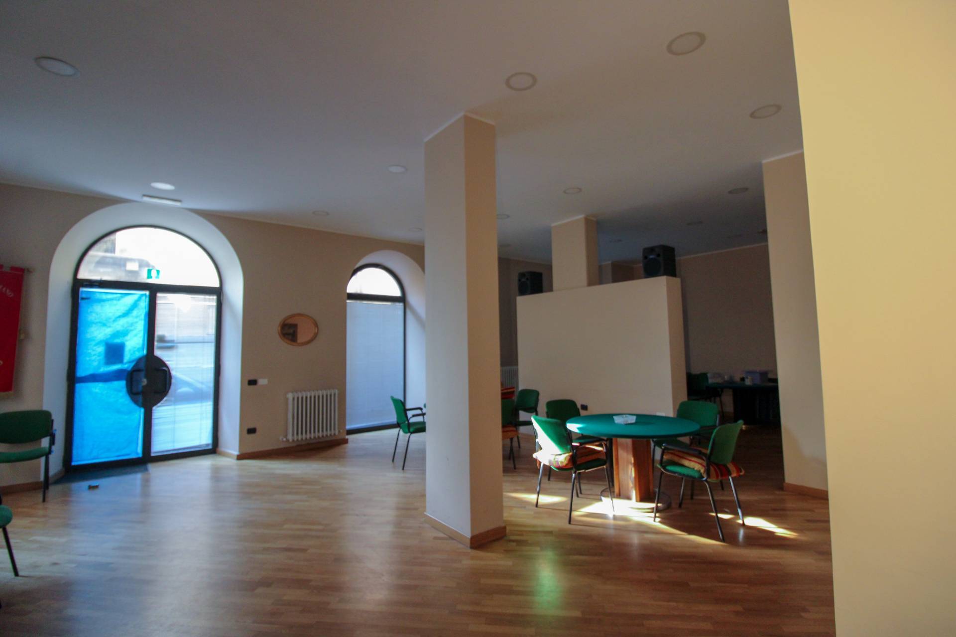 Locale commerciale in vendita a Teramo, Centro