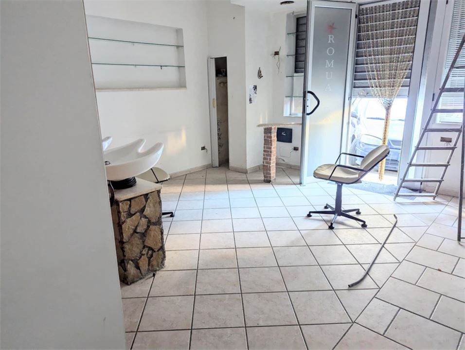 Locale commerciale in affitto a Torre Annunziata