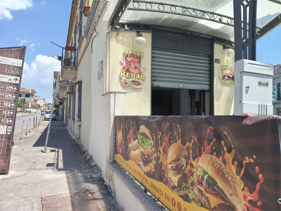 Locale commerciale in affitto a Boscotrecase