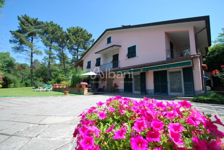 Villa con giardino, Sarzana santa caterina