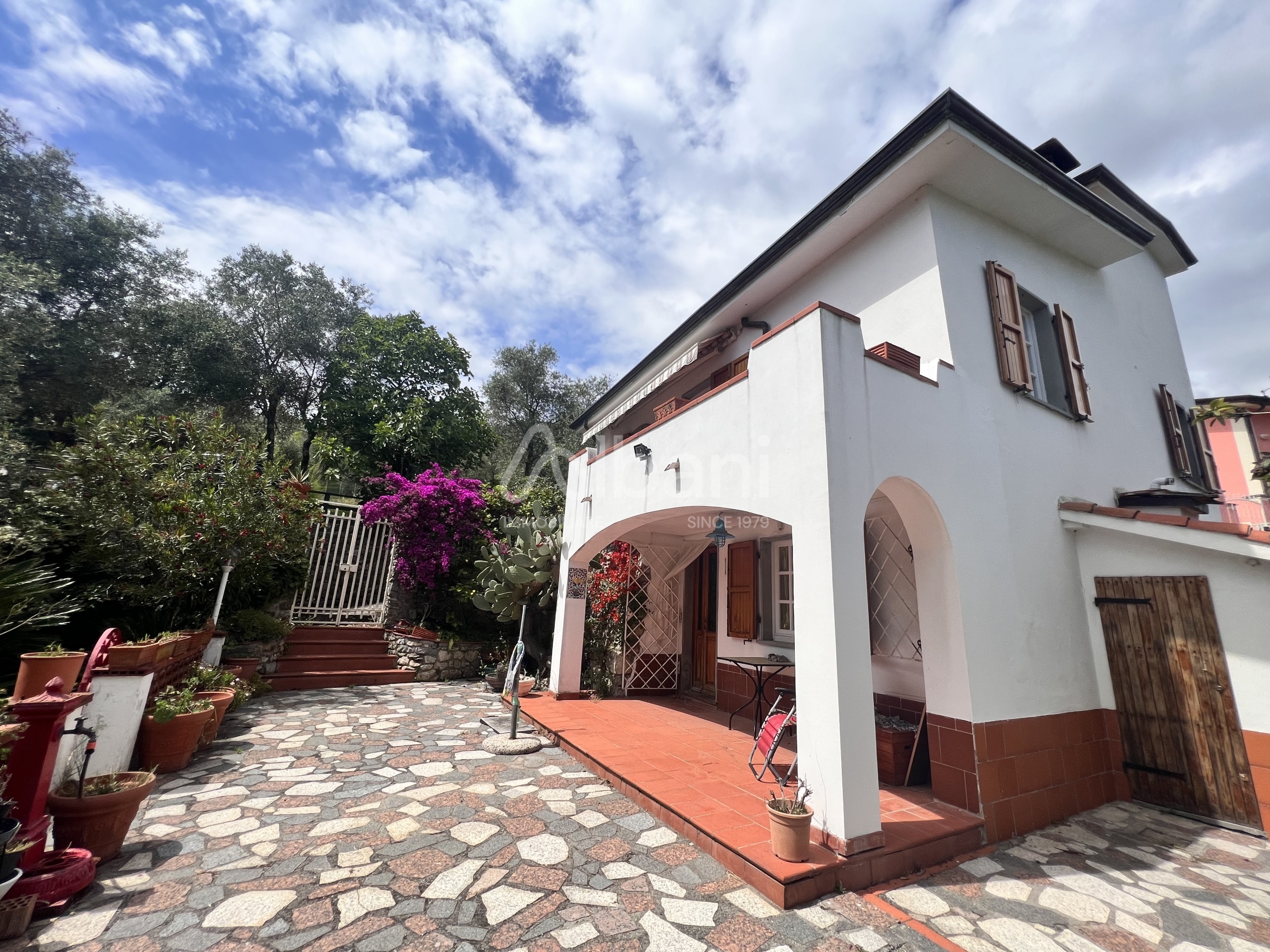 Casa indipendente con giardino a Lerici