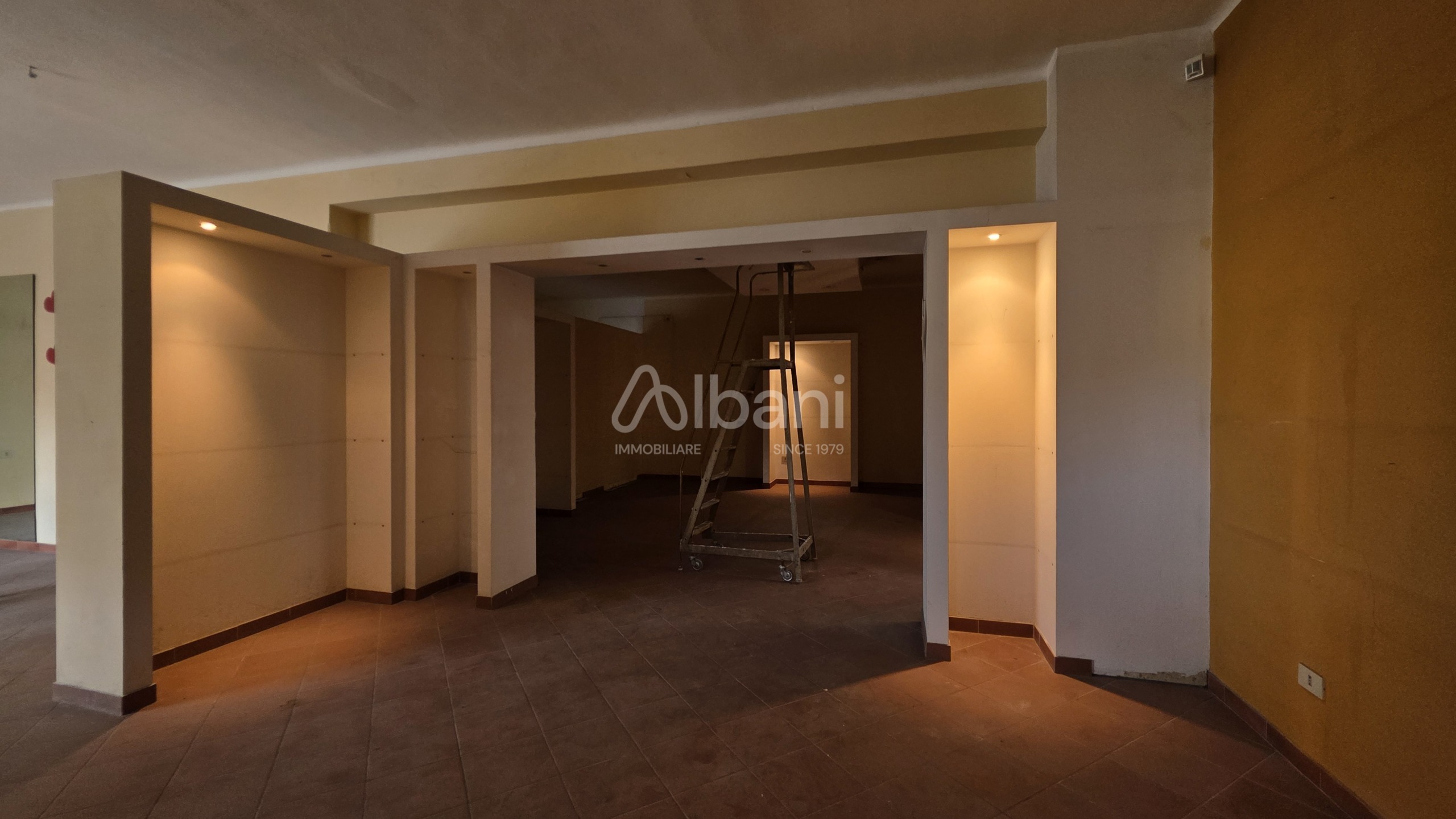 Locale commerciale in affitto, Vezzano Ligure prati