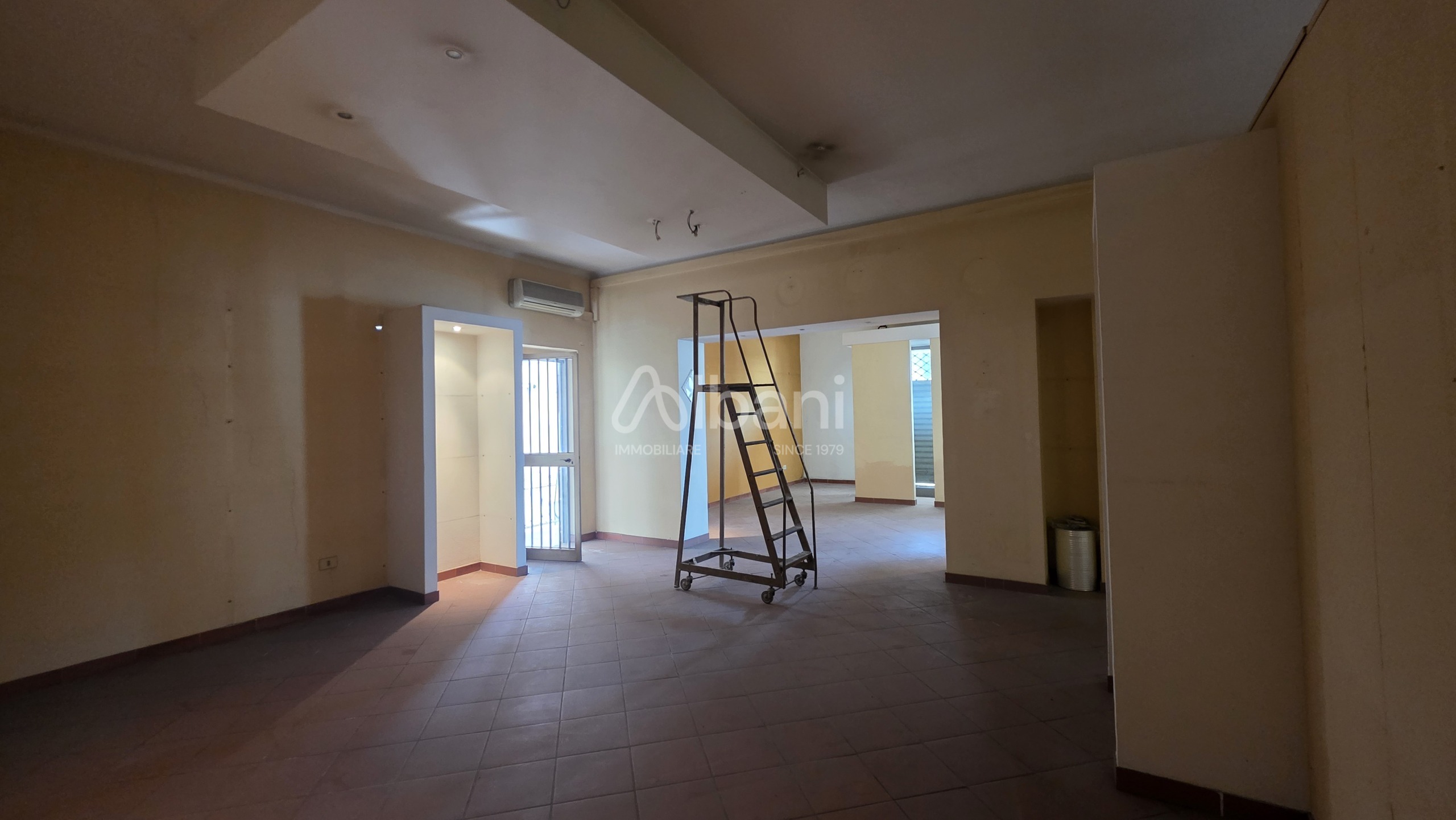 Locale commerciale in affitto, Vezzano Ligure prati