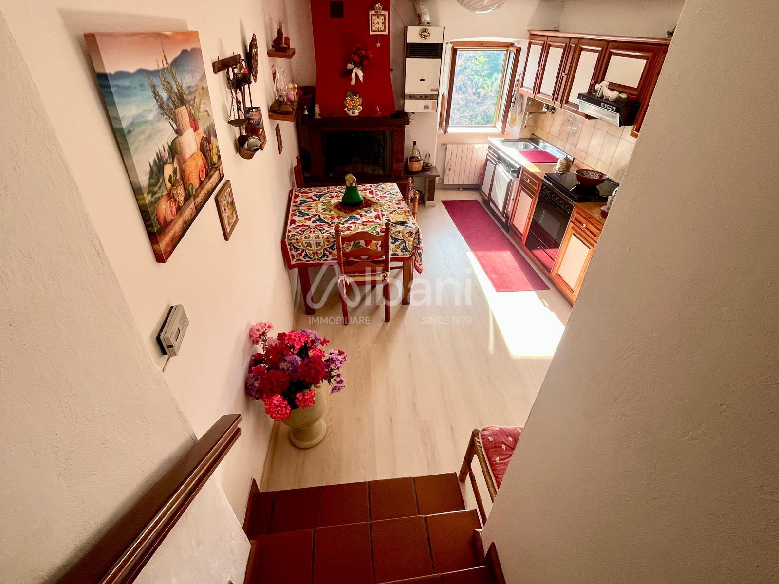 Casa indipendente da ristrutturare a Vezzano Ligure