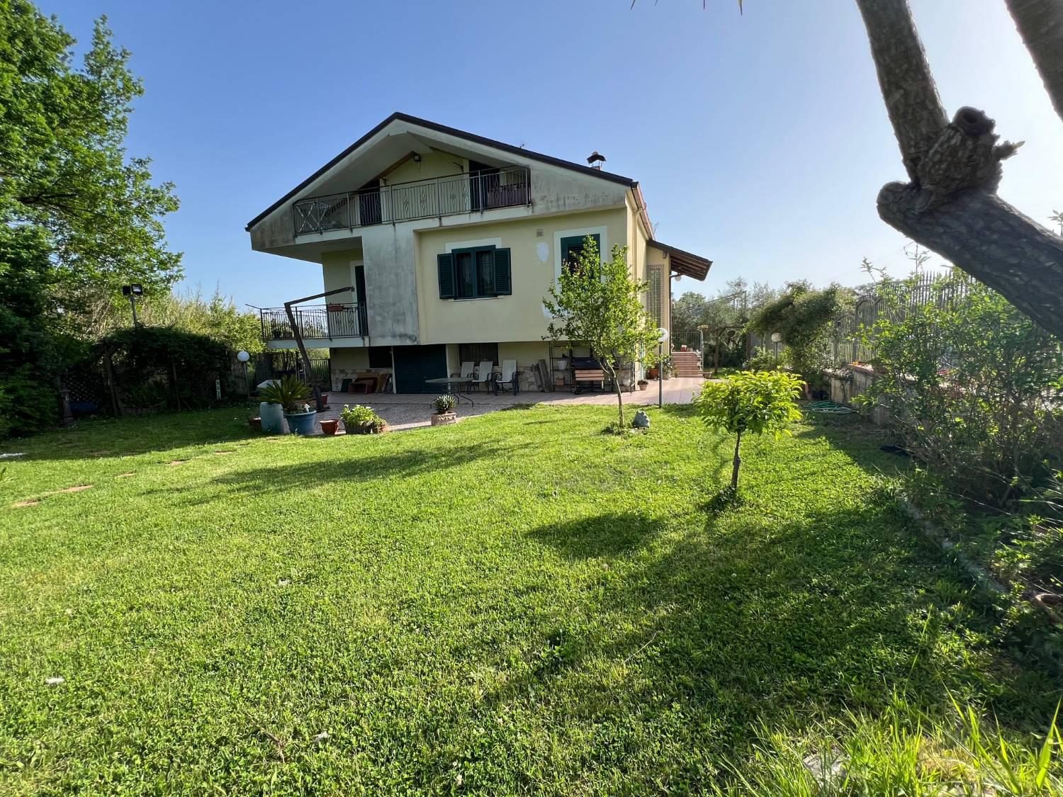 Villa con giardino a Montecorvino Rovella