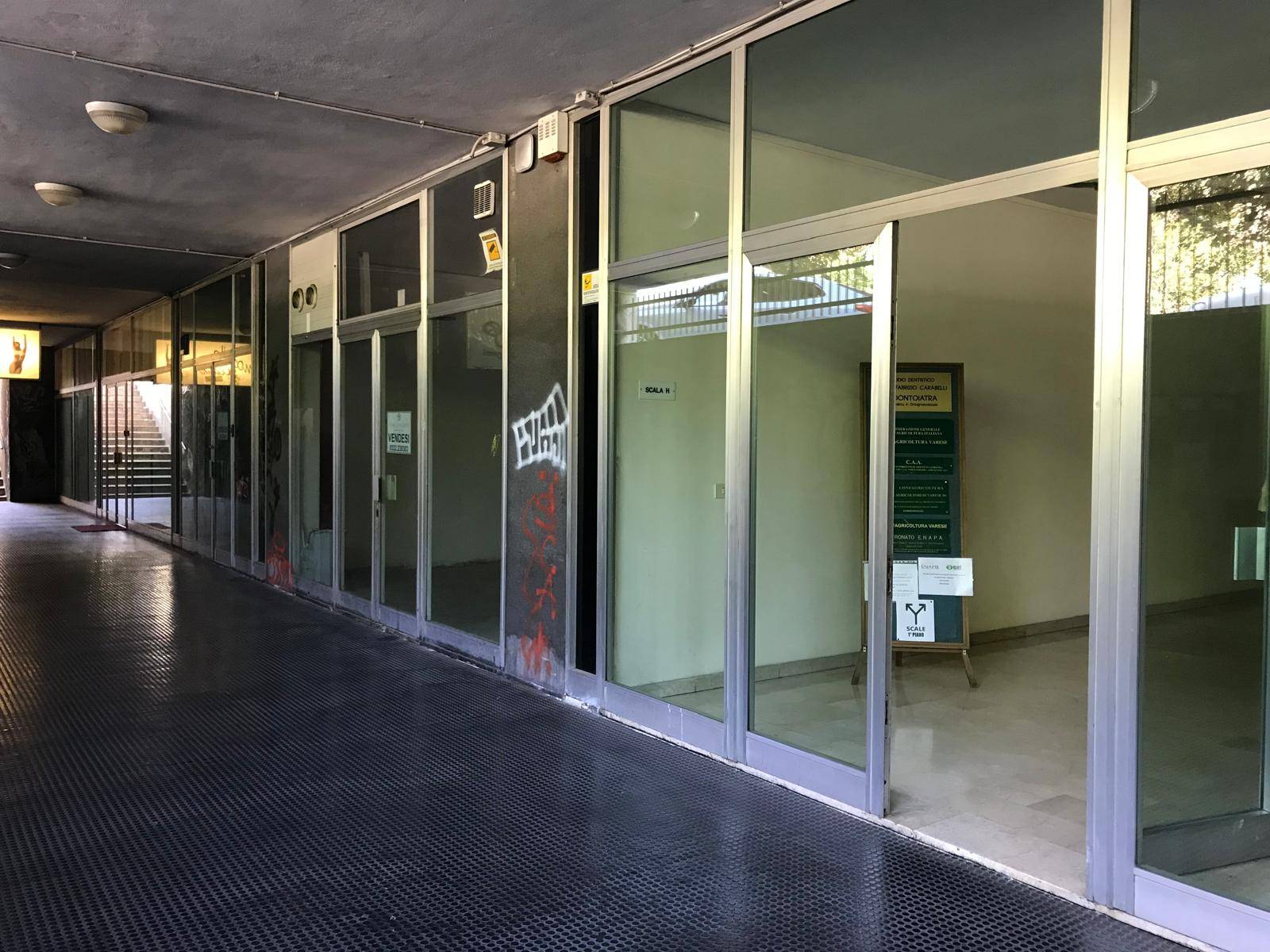 Locale commerciale in vendita a Varese, Masnago