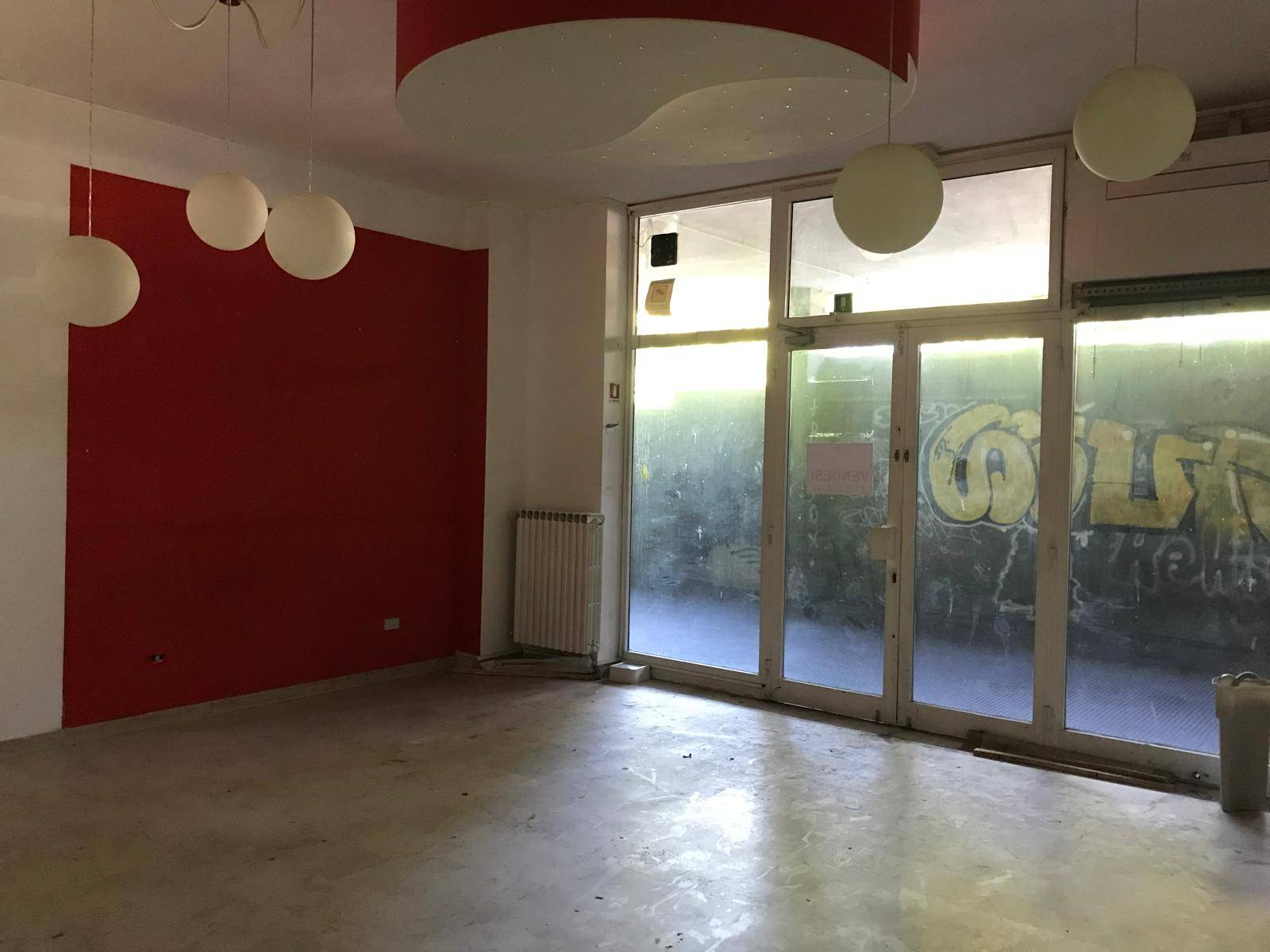 Locale commerciale in vendita a Varese, Masnago