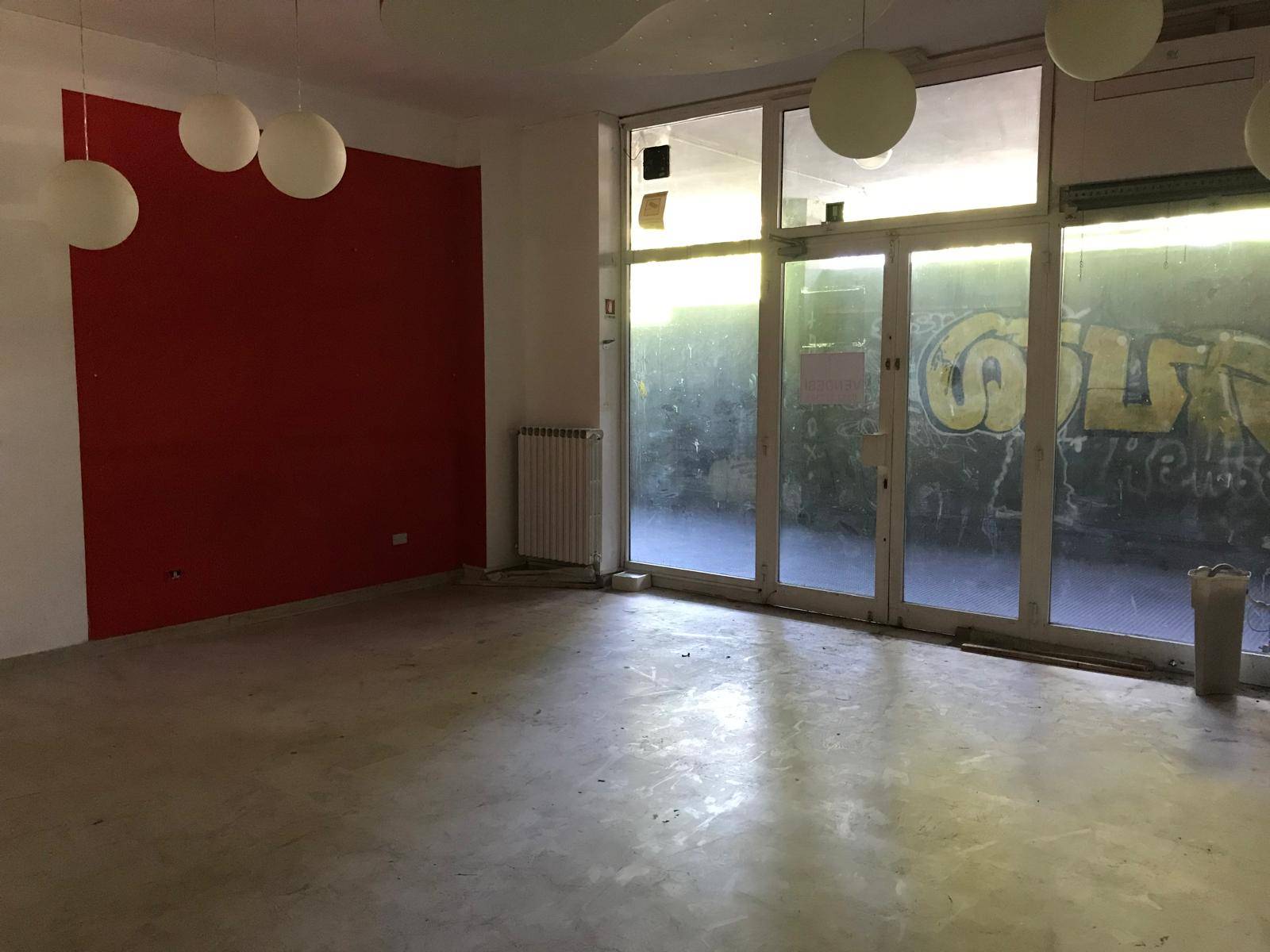 Locale commerciale in vendita a Varese, Masnago