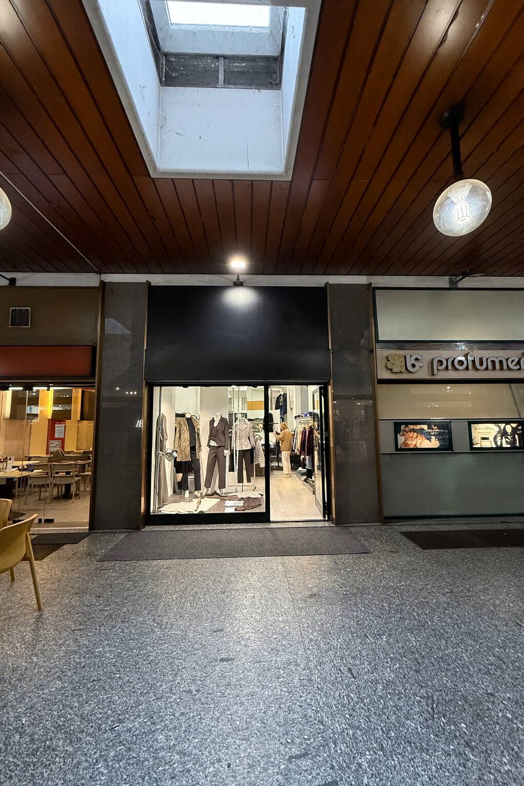 Locale commerciale in vendita a Varese, Centro