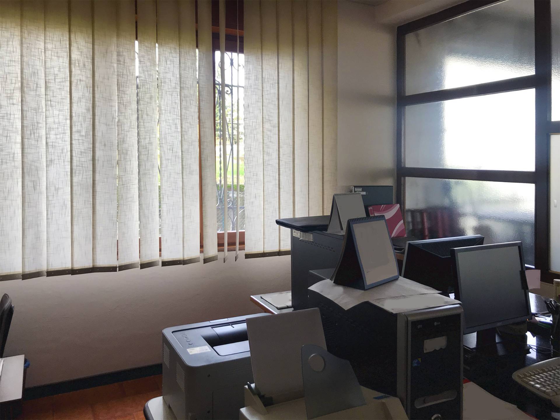 Locale commerciale in vendita a Varese, Bizzozzero