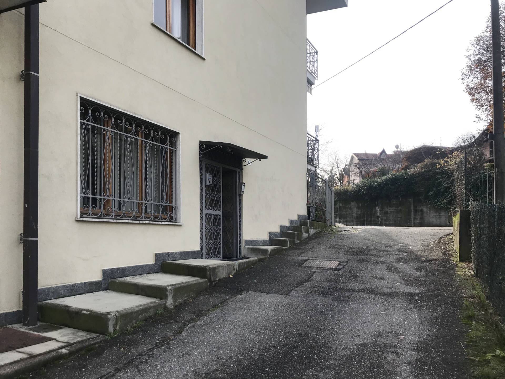 Locale commerciale in vendita a Varese, Bizzozzero