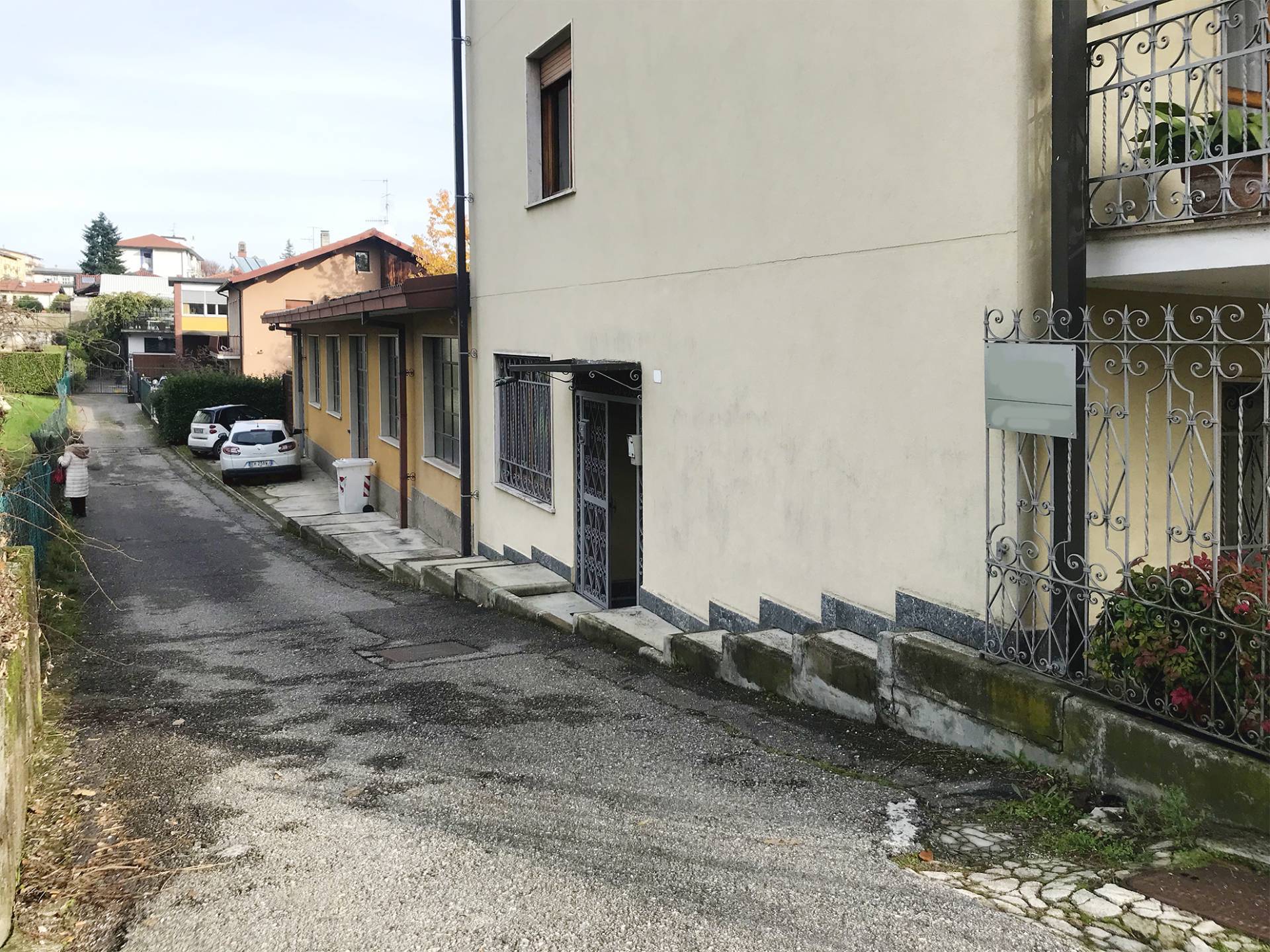 Locale commerciale in vendita a Varese, Bizzozzero