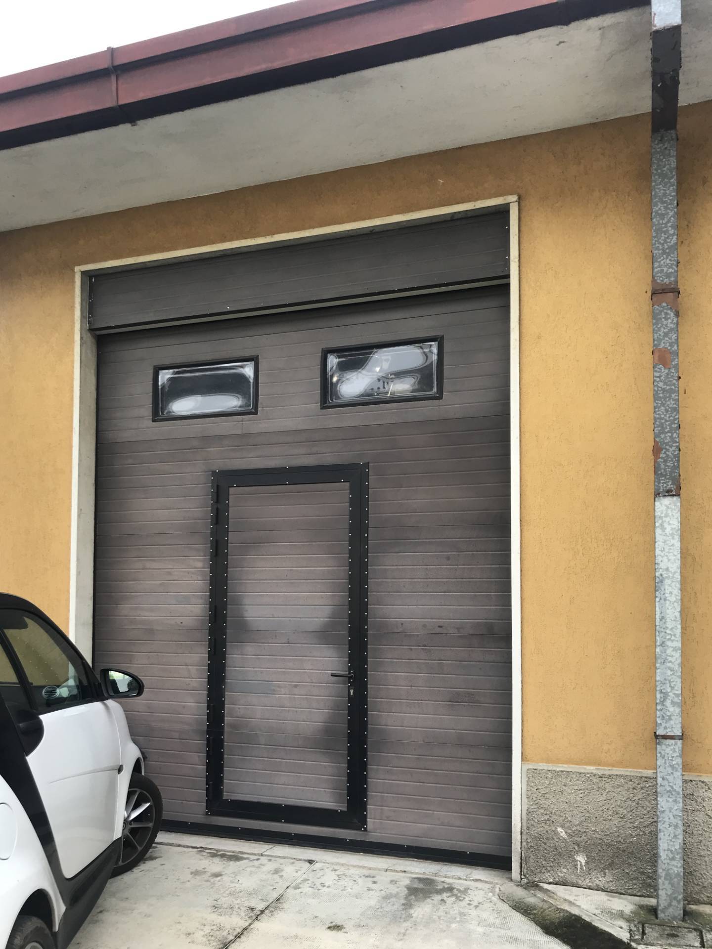 Locale commerciale in vendita a Varese, Bizzozzero