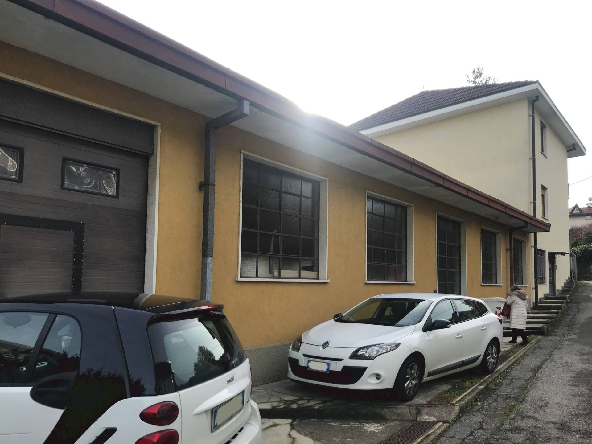 Locale commerciale in vendita a Varese, Bizzozzero