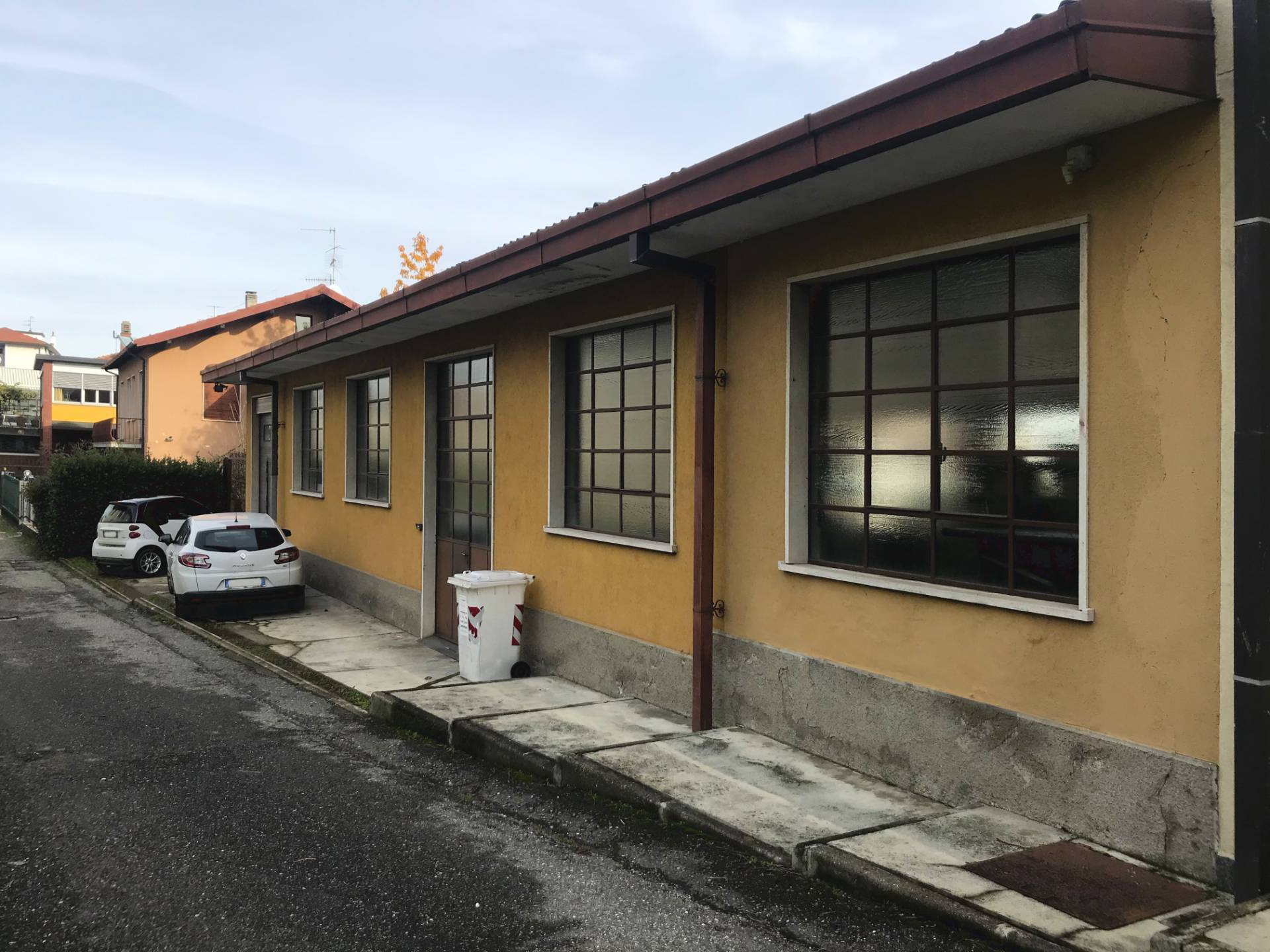 Locale commerciale in vendita a Varese, Bizzozzero