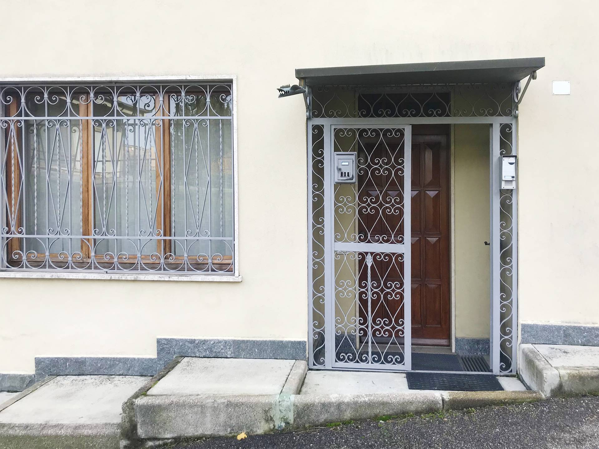 Locale commerciale in vendita a Varese, Bizzozzero