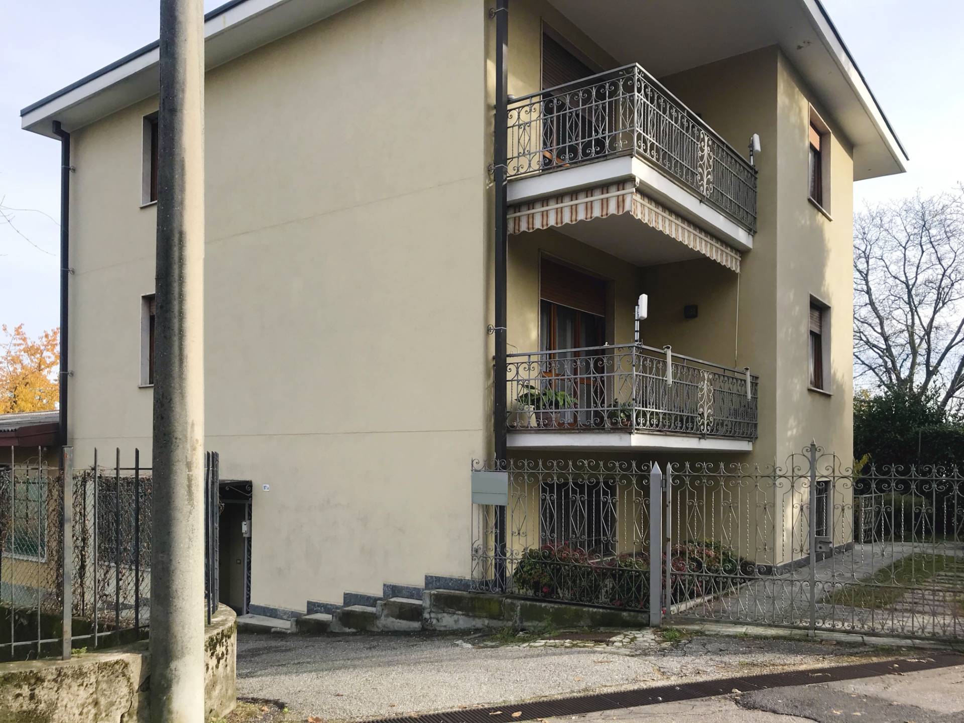 Locale commerciale in vendita a Varese, Bizzozzero