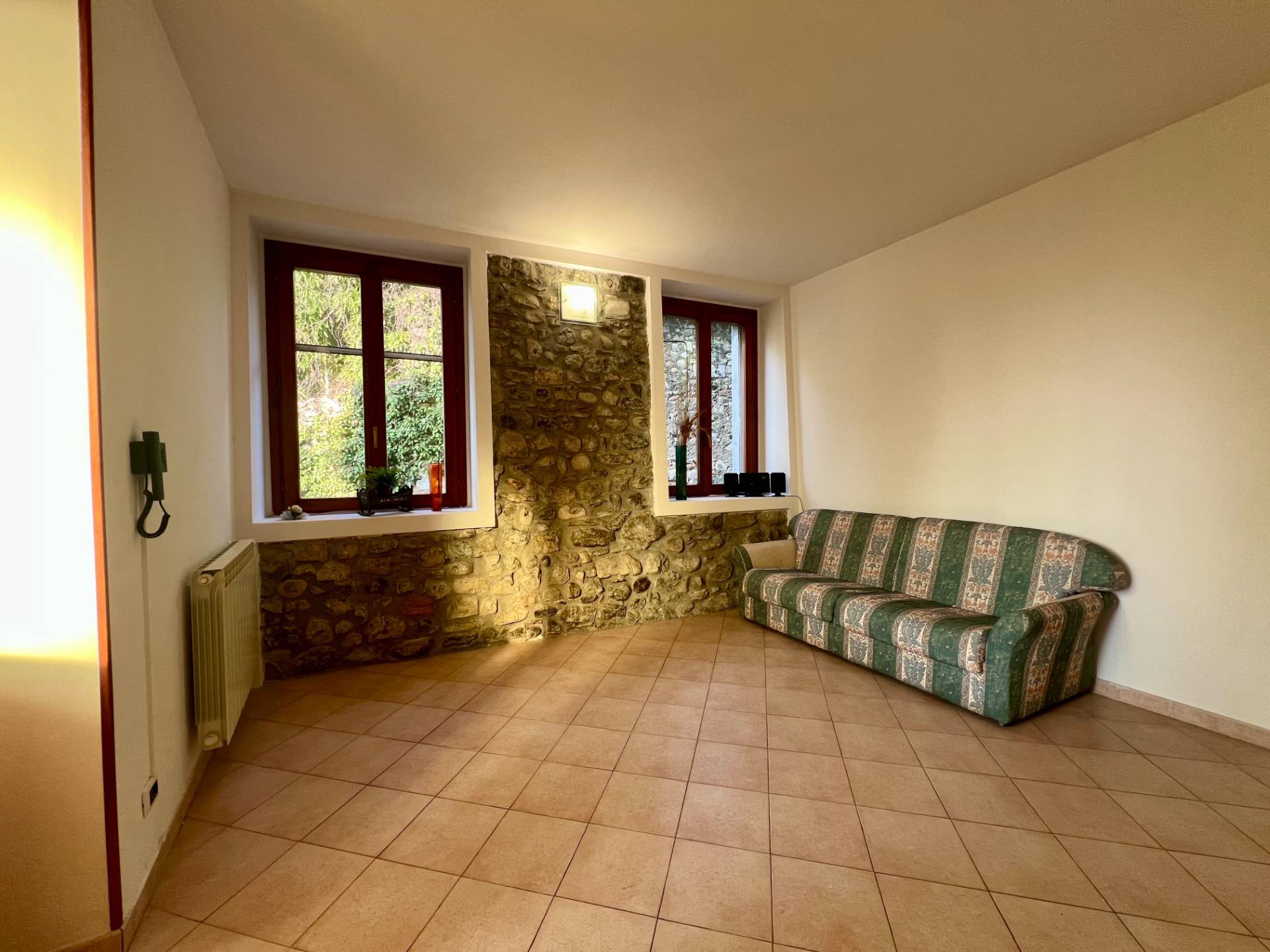 Appartamento in vendita a Cocquio-Trevisago, Cocquio