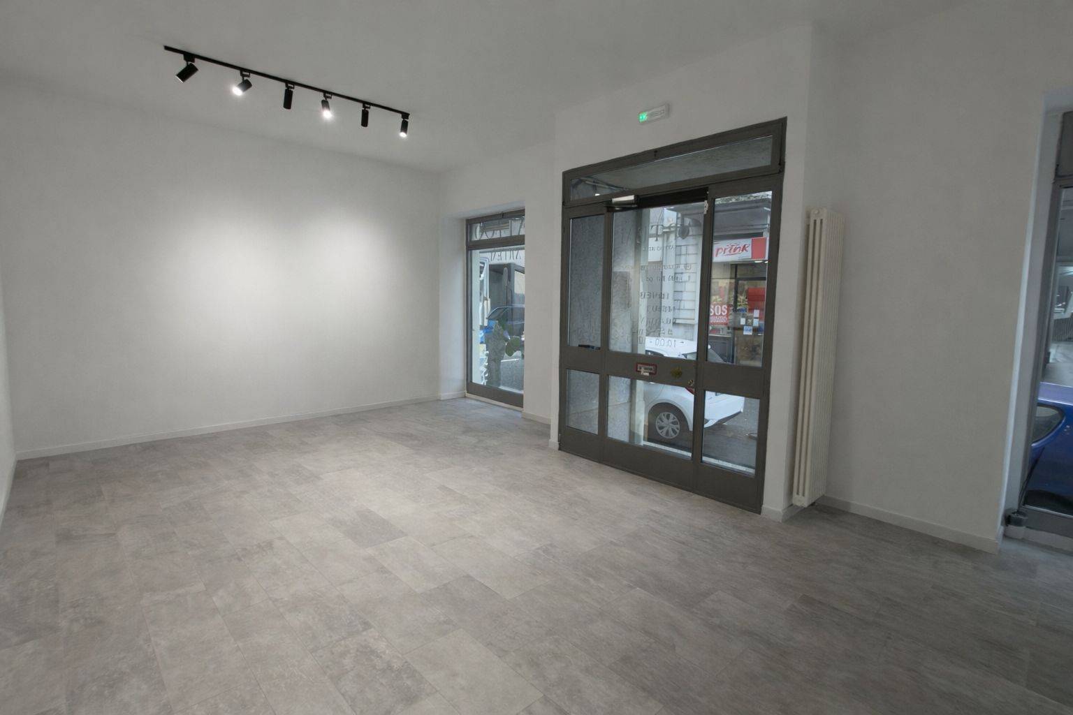 Locale commerciale in affitto a Varese, Centro