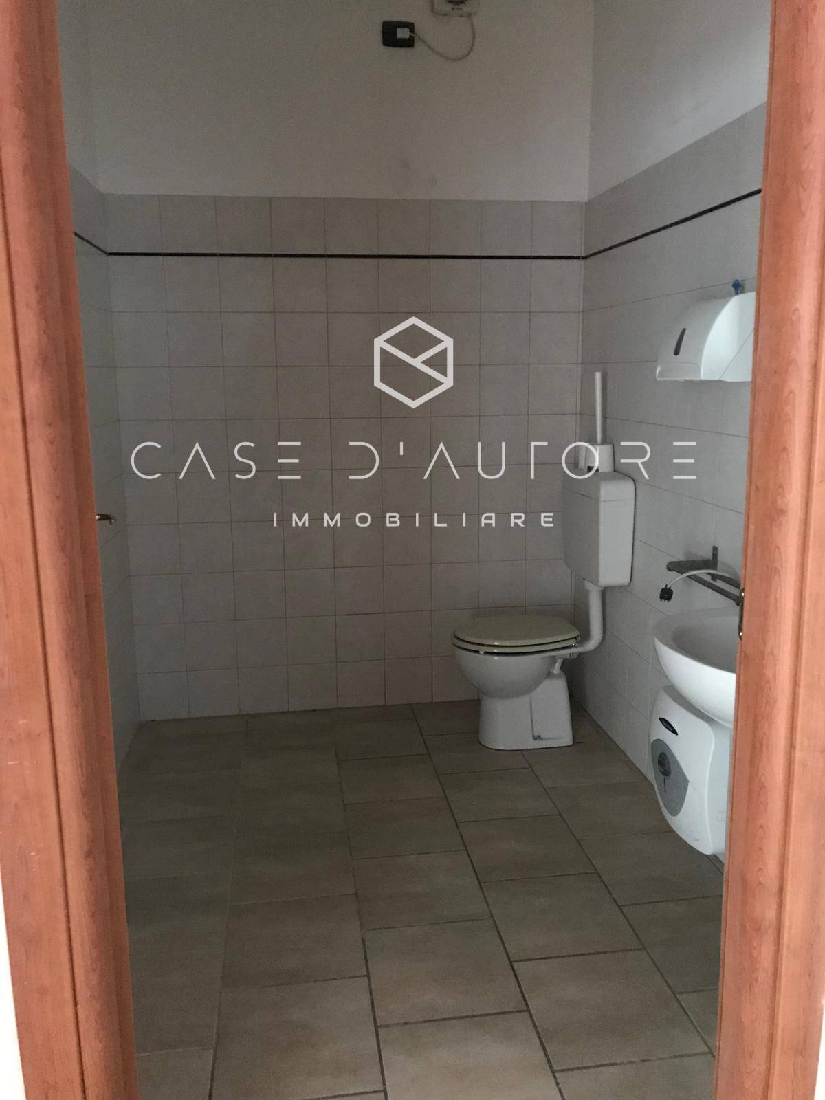 Locale commerciale in affitto a Varese, Belforte