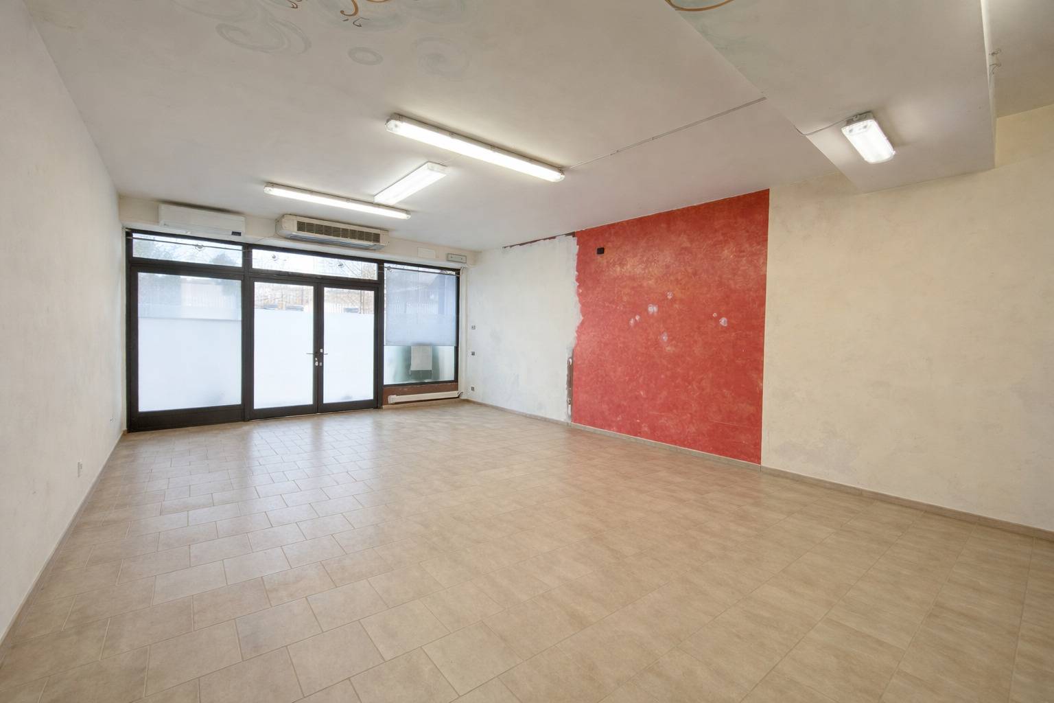 Locale commerciale in affitto a Varese, Belforte