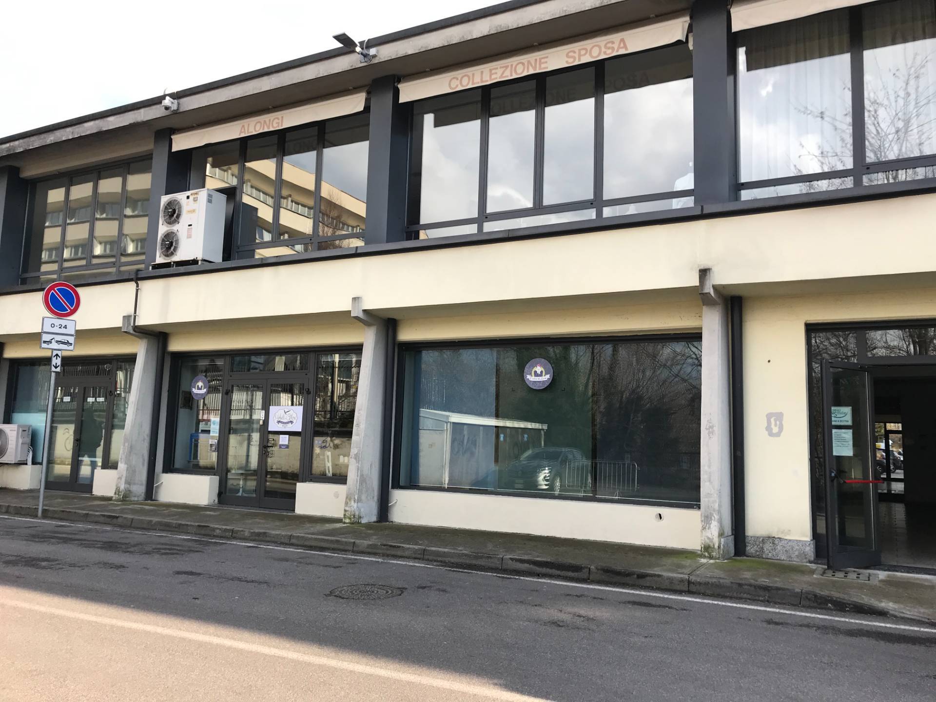 Locale commerciale in affitto a Varese, Belforte