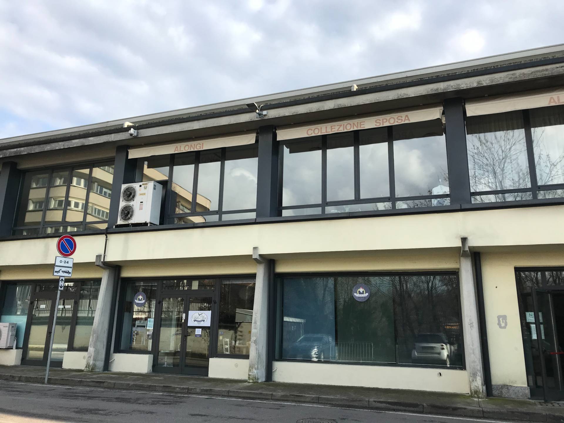 Locale commerciale in affitto a Varese, Belforte