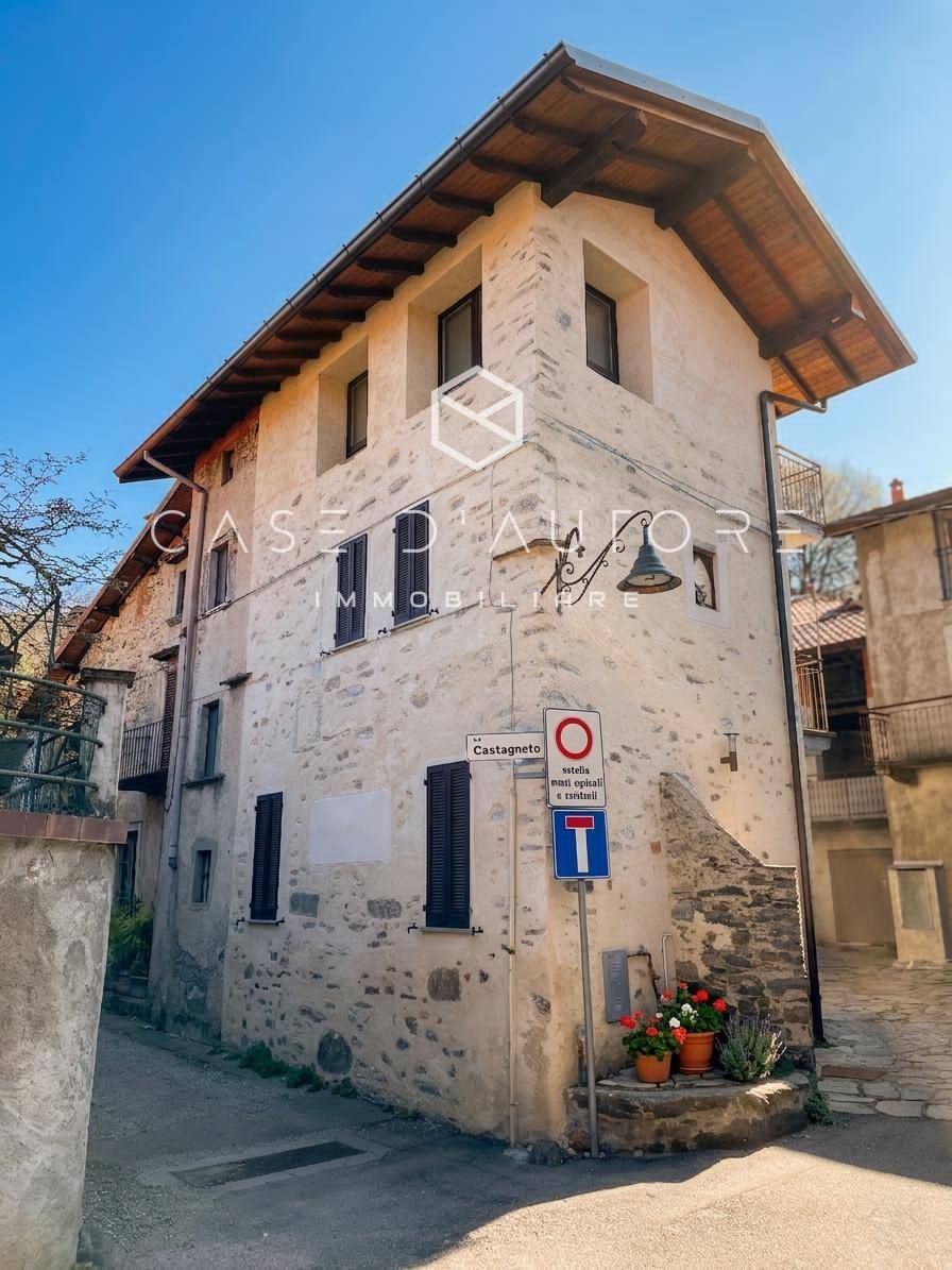 Porzione di Casa Singola in vendita a Cocquio-Trevisago, Cerro