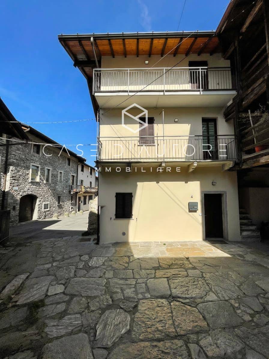 Porzione di Casa Singola in vendita a Cocquio-Trevisago, Cerro