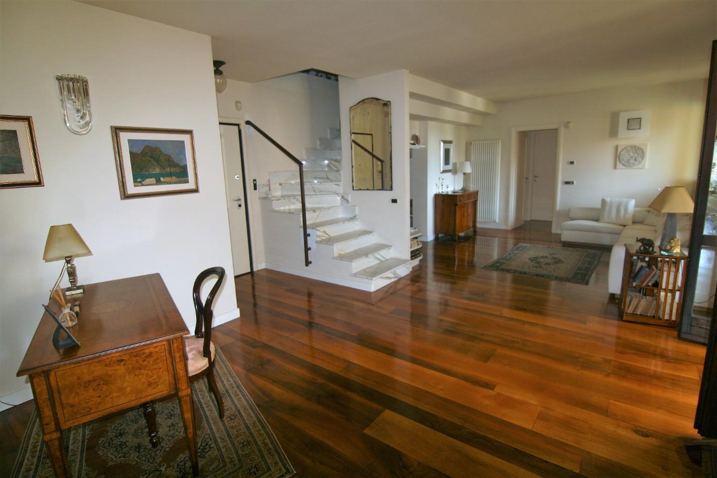 Attico con terrazzo, Carrara marina di