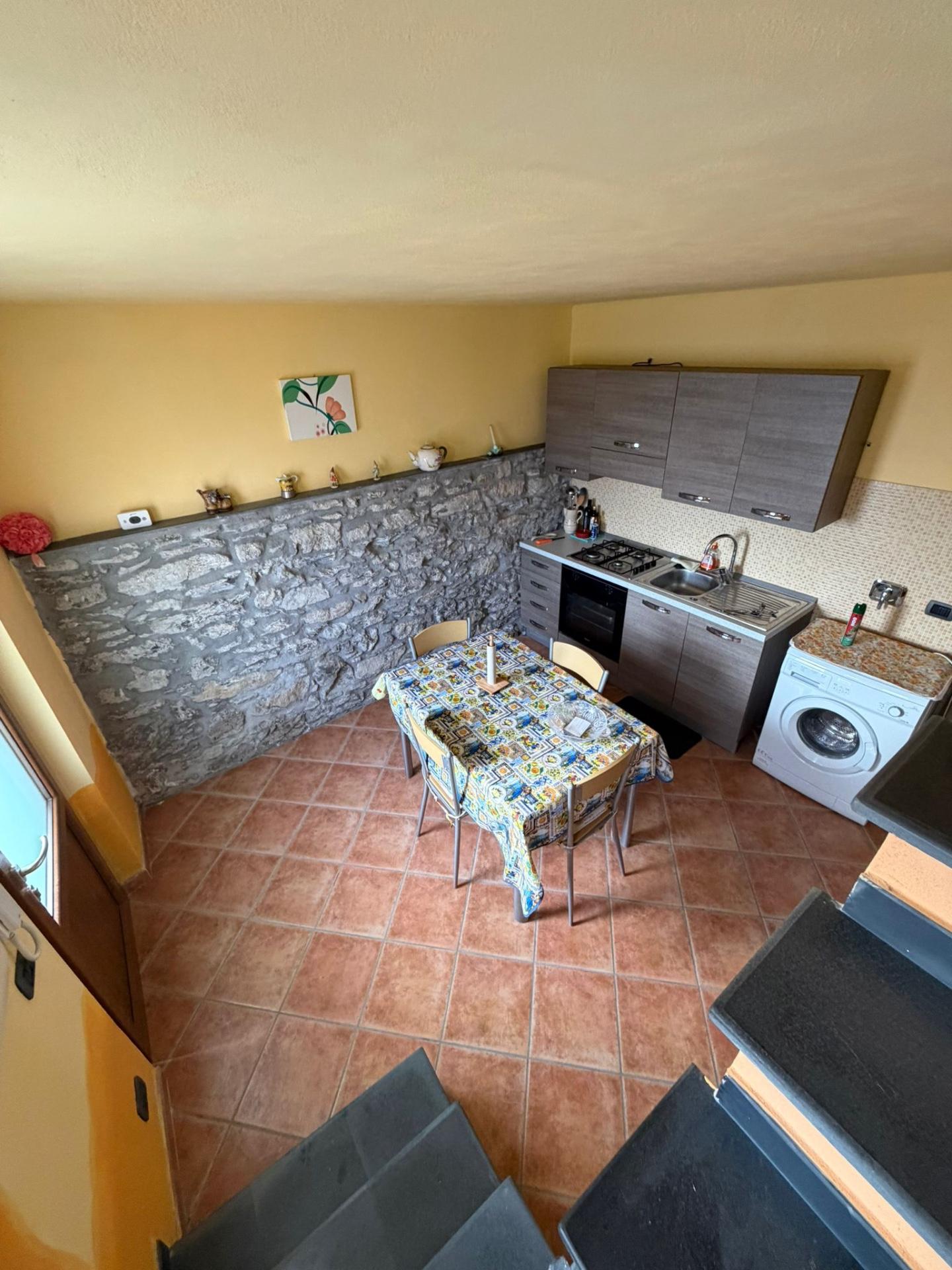 Casa indipendente arredata in affitto a Vezzano Ligure